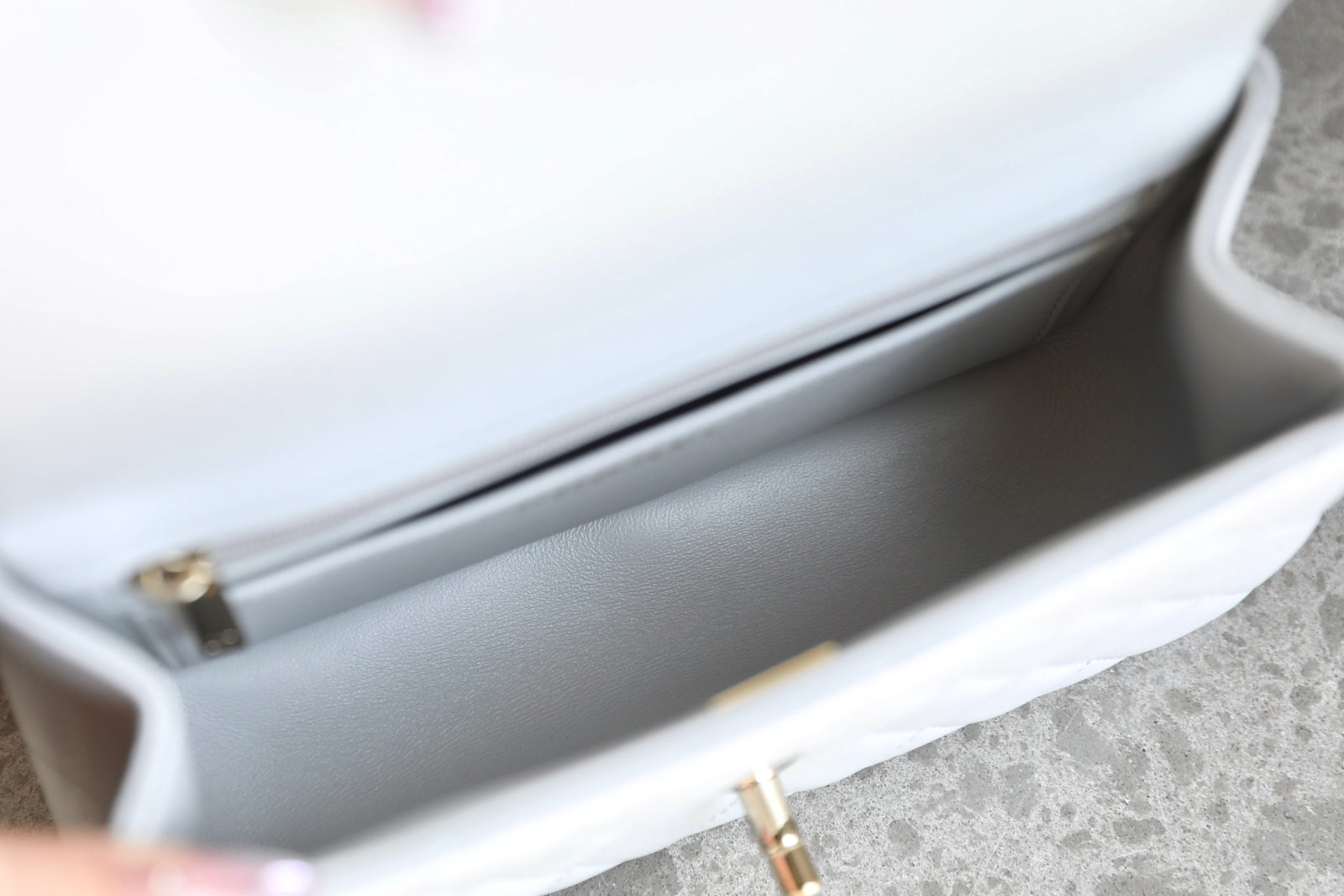 샤넬 클래식 탑핸들 뉴미니