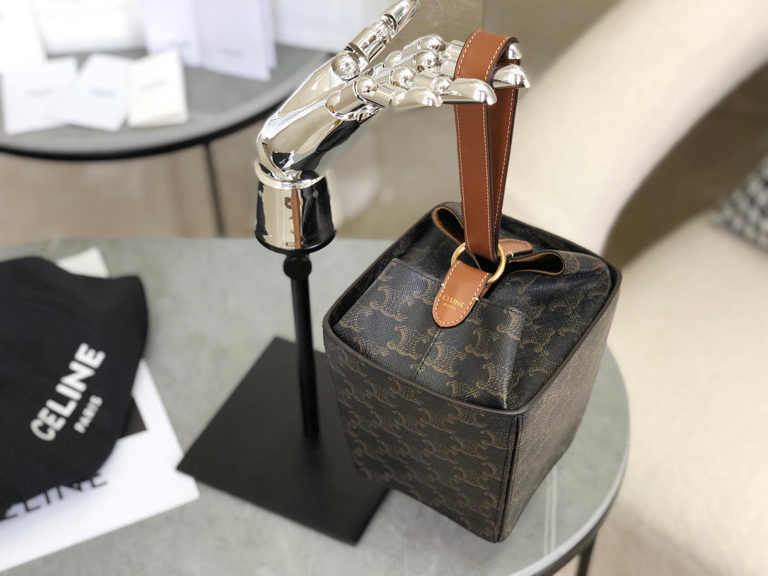 셀린느 트리옹프 스트랩 박스백