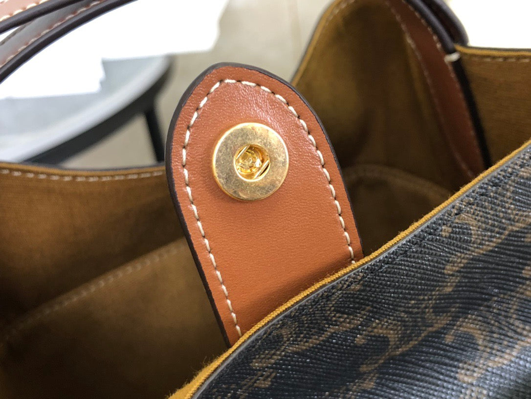 셀린느 트리옹프 스트랩 박스백