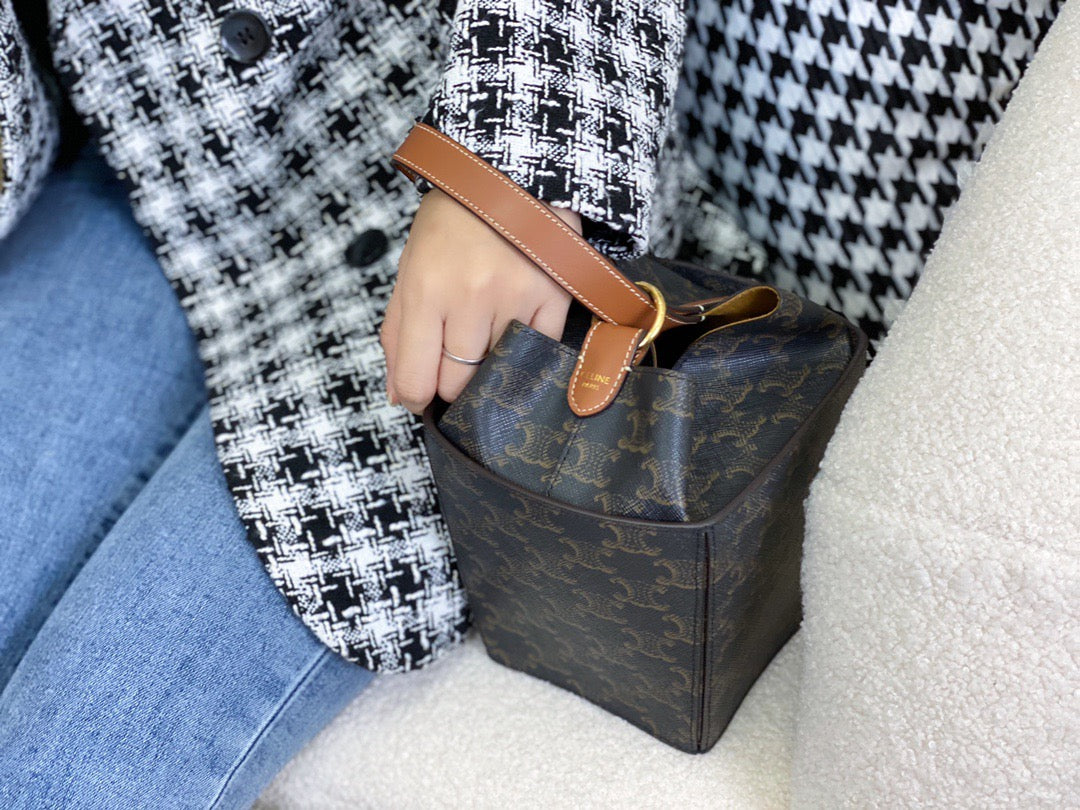 셀린느 트리옹프 스트랩 박스백