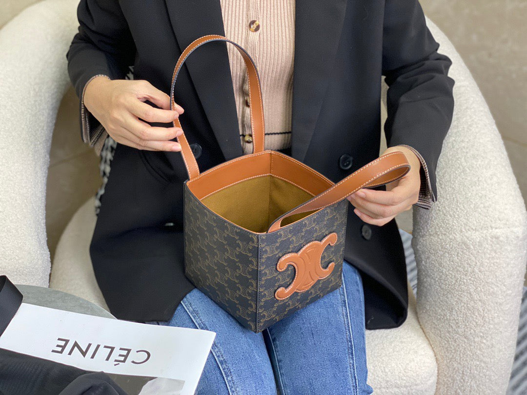 셀린느 퀴르 트리옹프 큐브 토트백