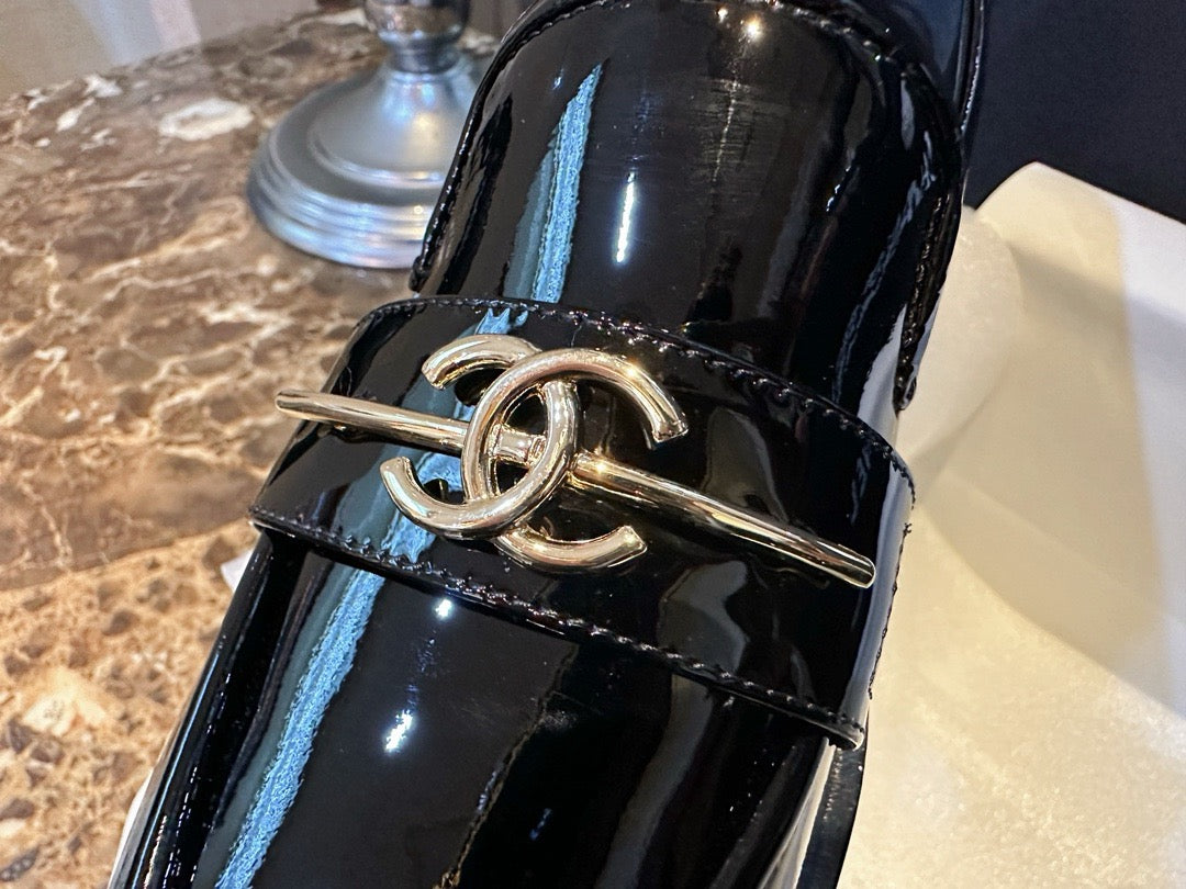 샤넬 CC 로고 페이던트 로퍼