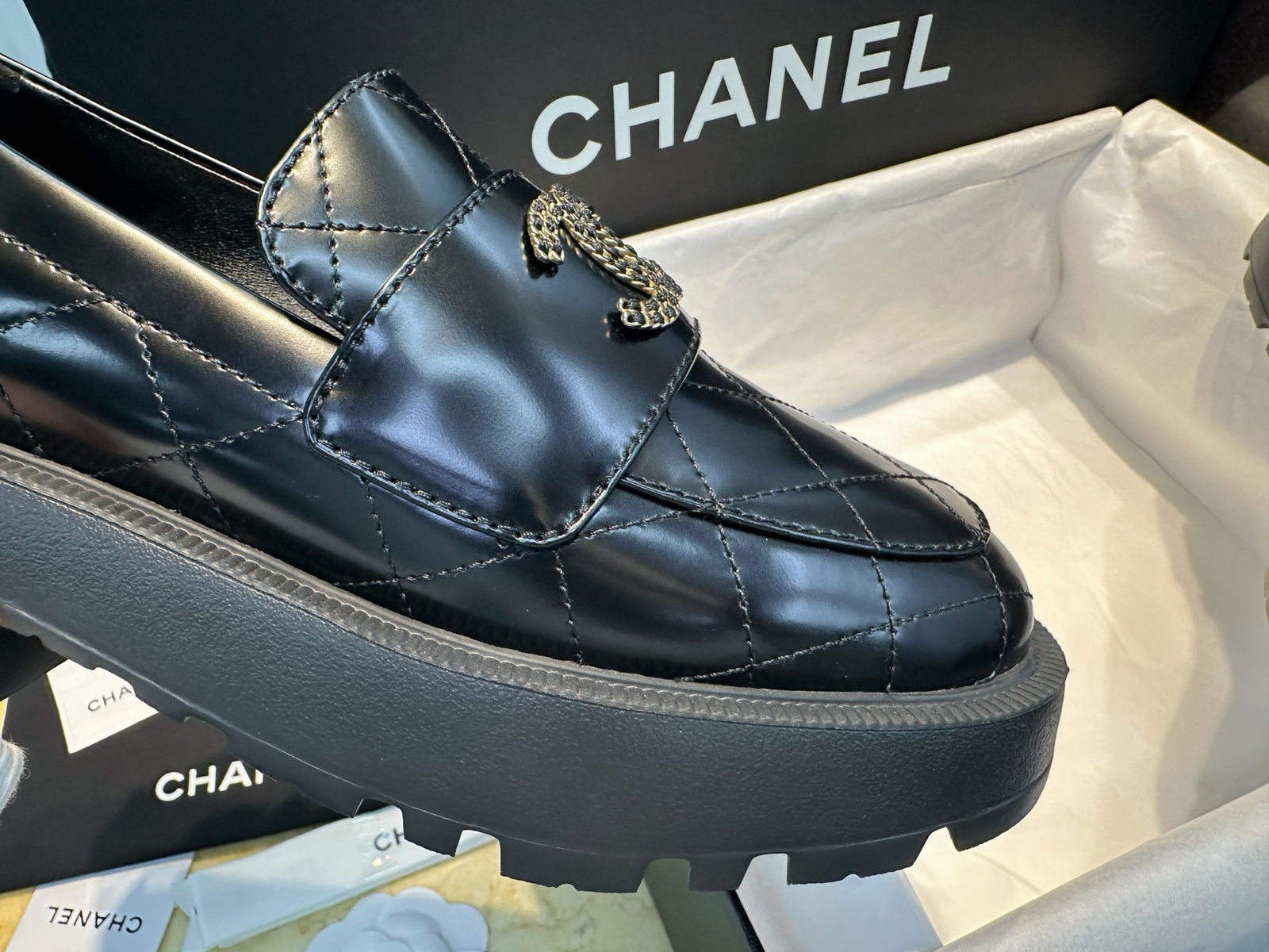 샤넬 24B 체인CC 로고 로퍼