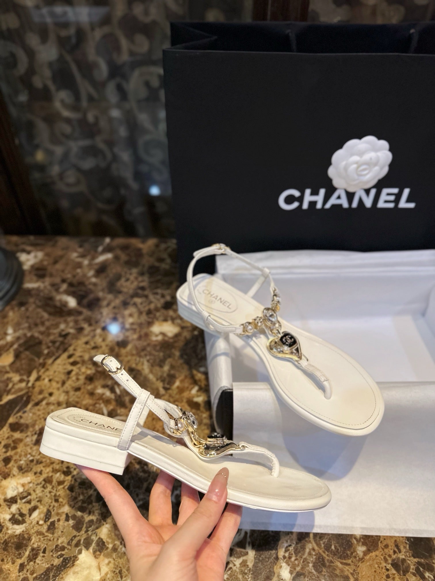 샤넬 23SS CC 하트 플립 플랍