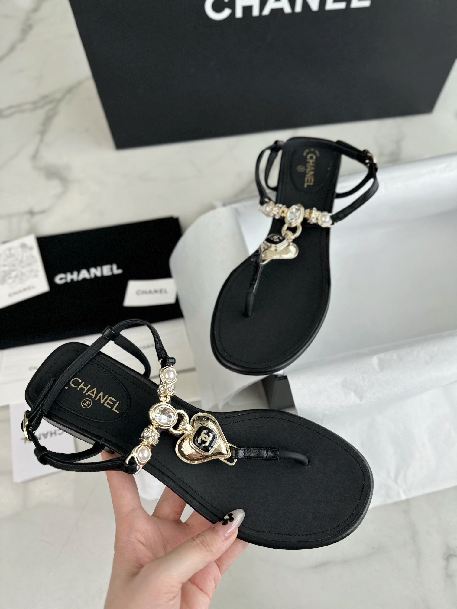 샤넬 23SS CC 하트 플립 플랍