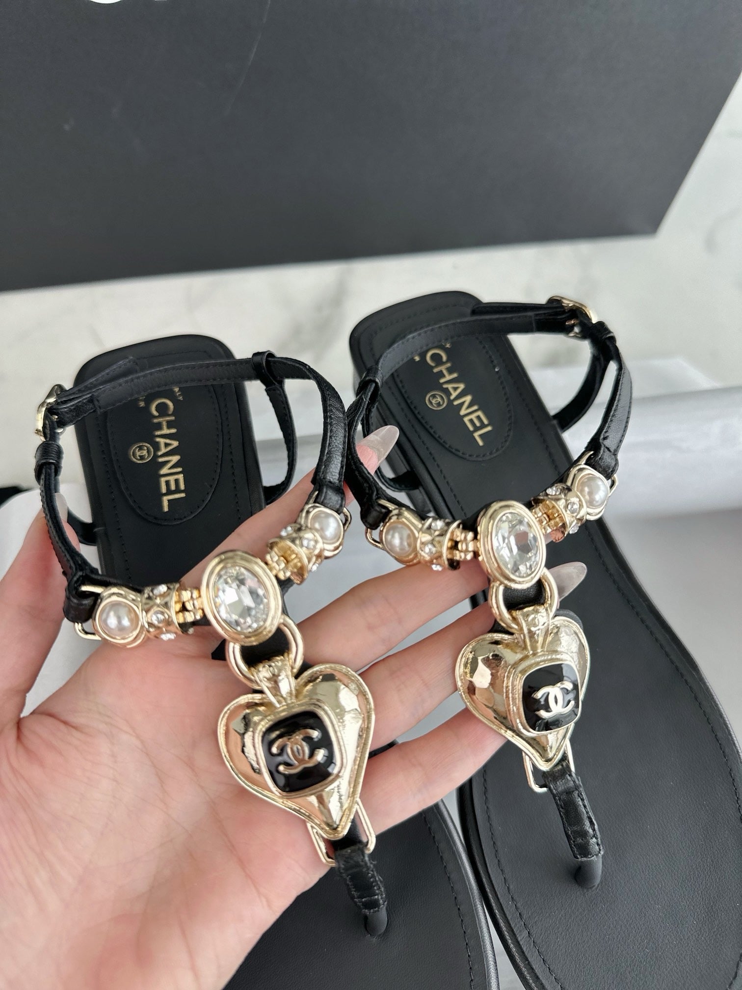 샤넬 23SS CC 하트 플립 플랍