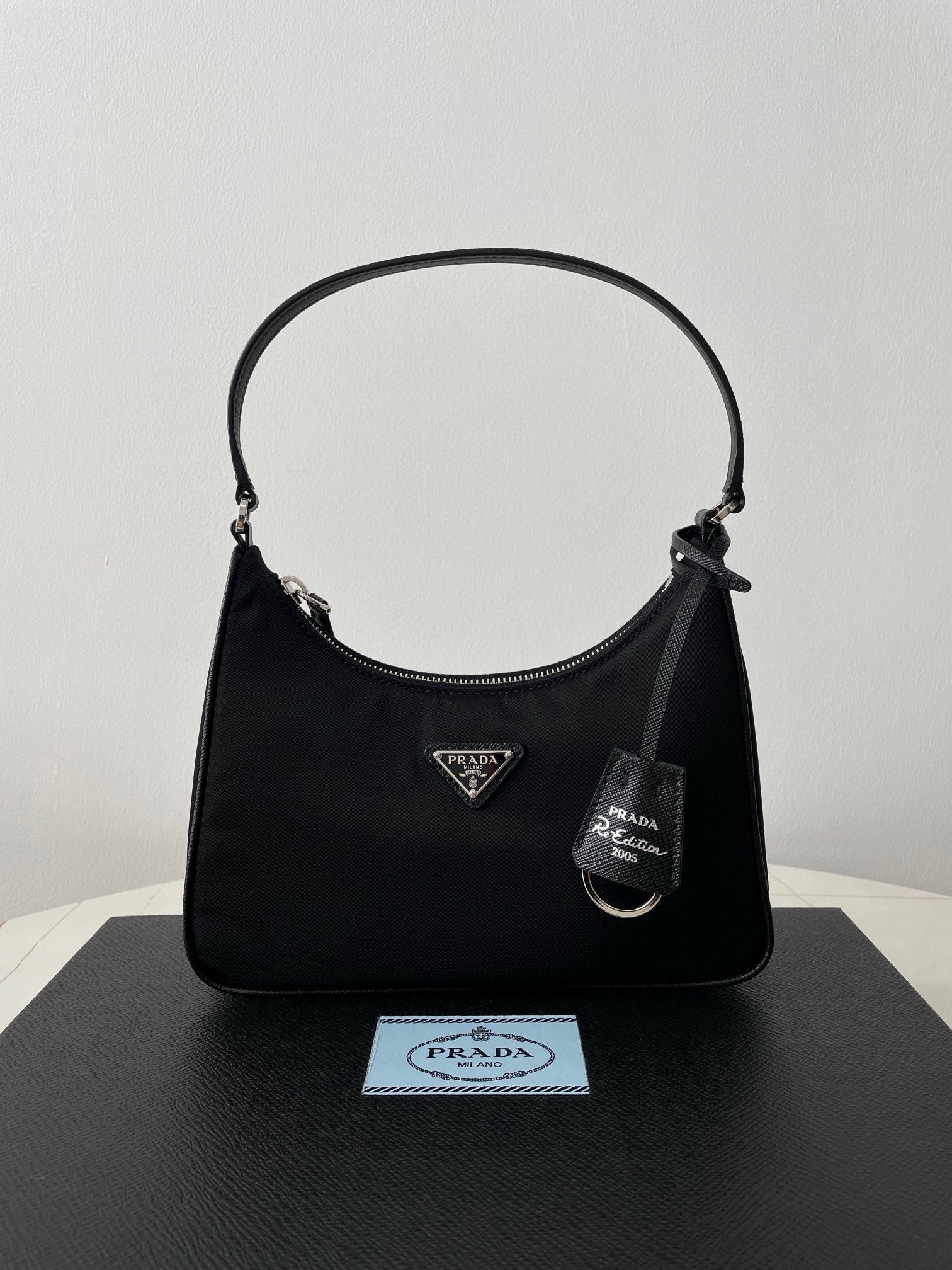 프라다 리에디션 리나일론 호보백 사피아노 핸들
