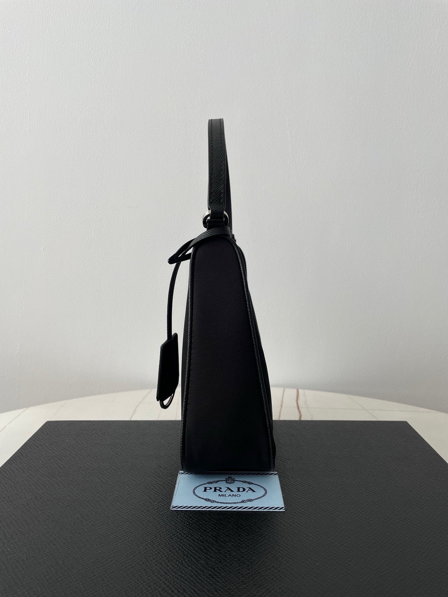 프라다 리에디션 리나일론 호보백 사피아노 핸들