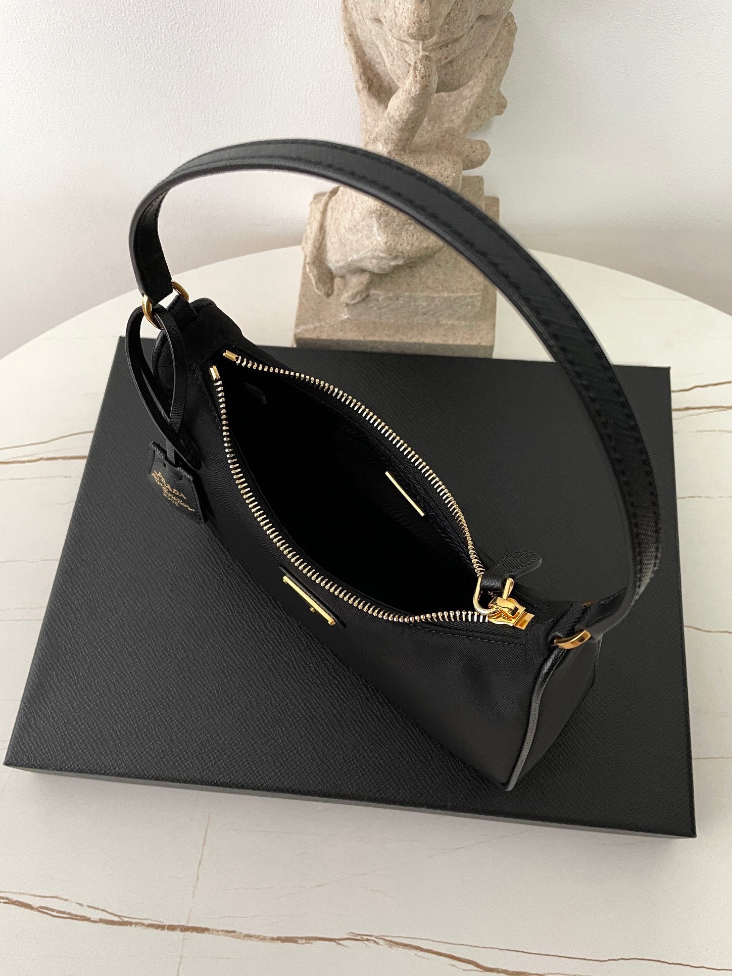 프라다 리에디션 리나일론 호보백 사피아노 핸들 금장