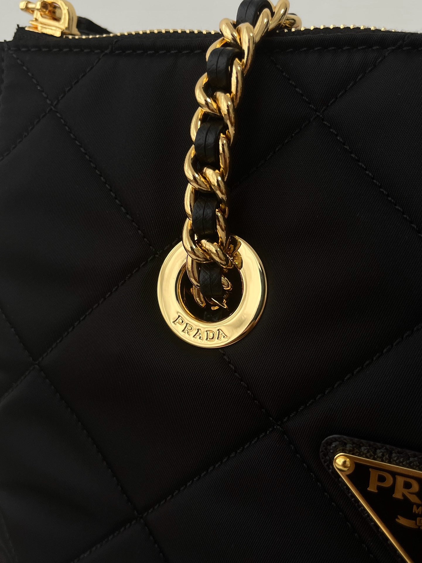 프라다 리에디션 리나일론 퀄팅 체인 숄더백