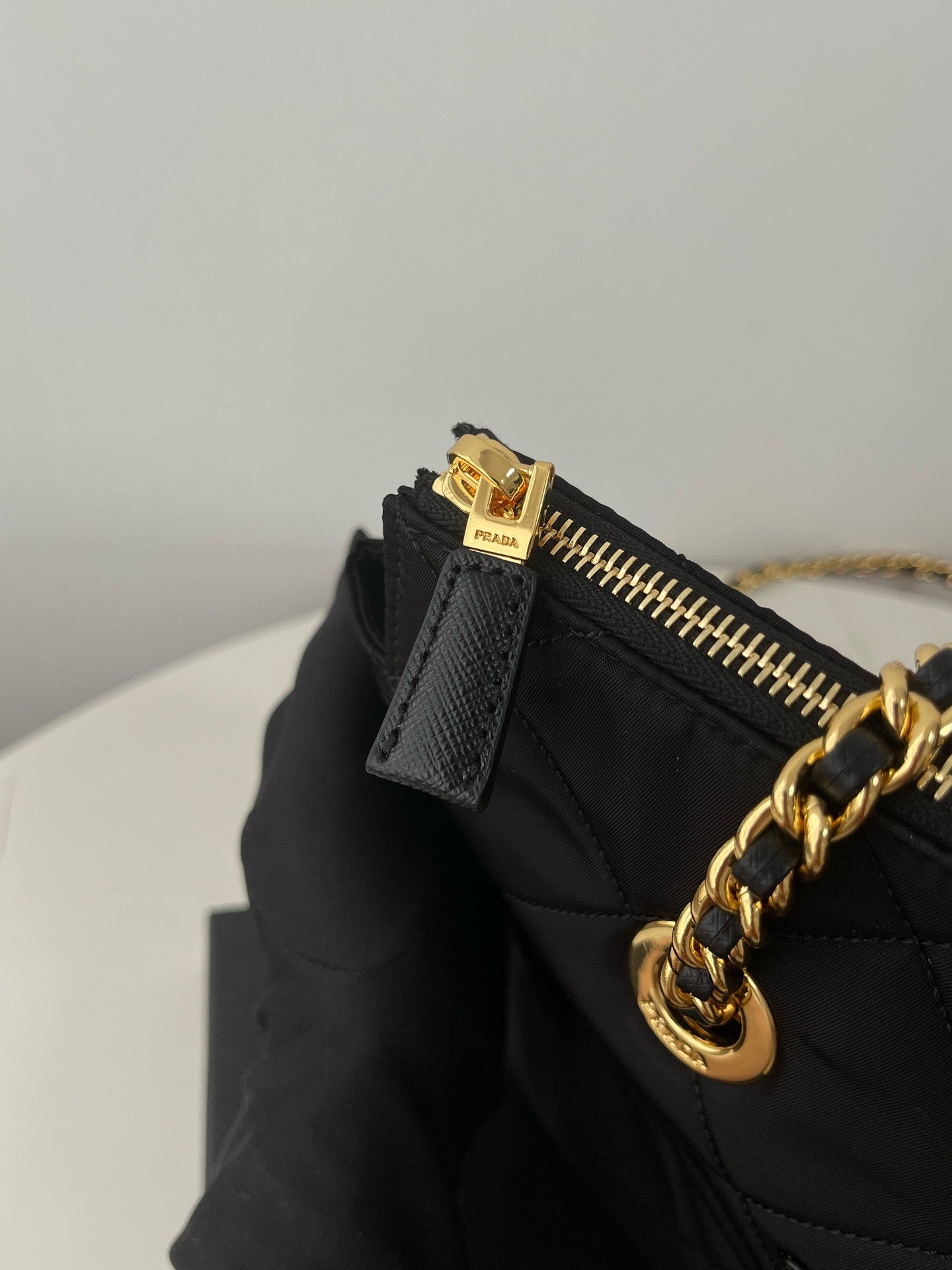 프라다 리에디션 리나일론 퀄팅 체인 숄더백