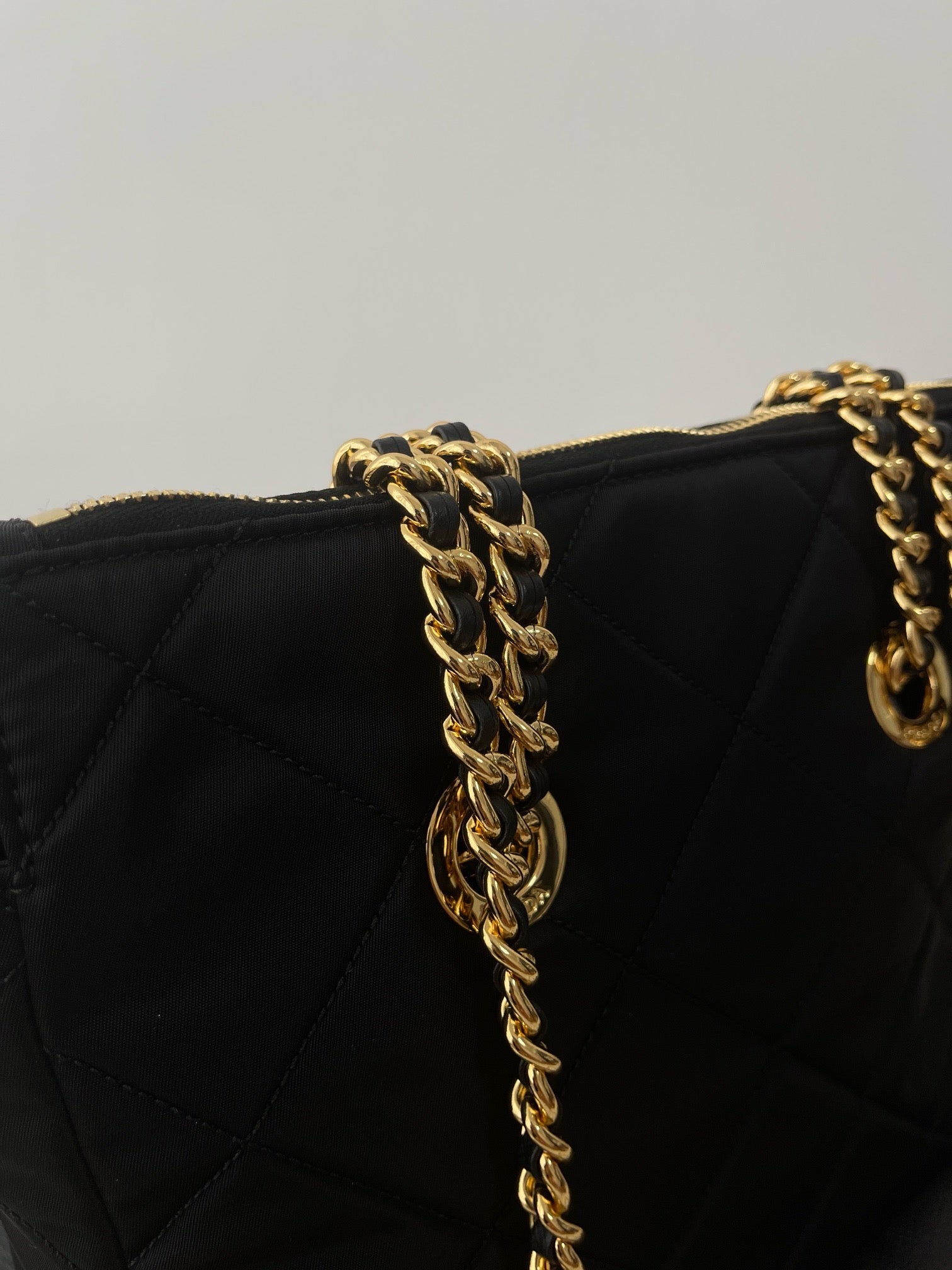 프라다 리에디션 리나일론 퀄팅 체인 숄더백