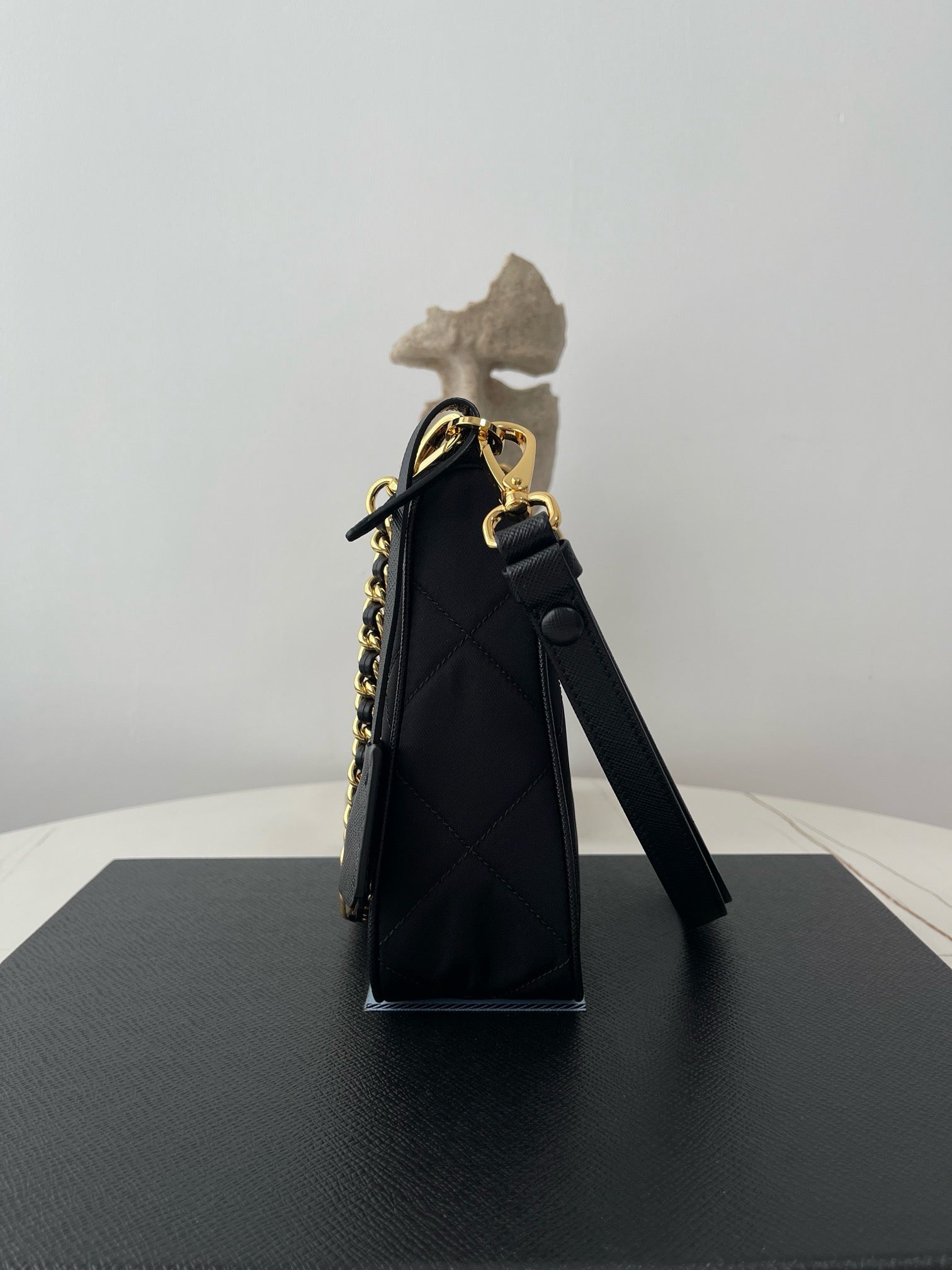 프라다 리에디션 퀄팅 체인 호보백