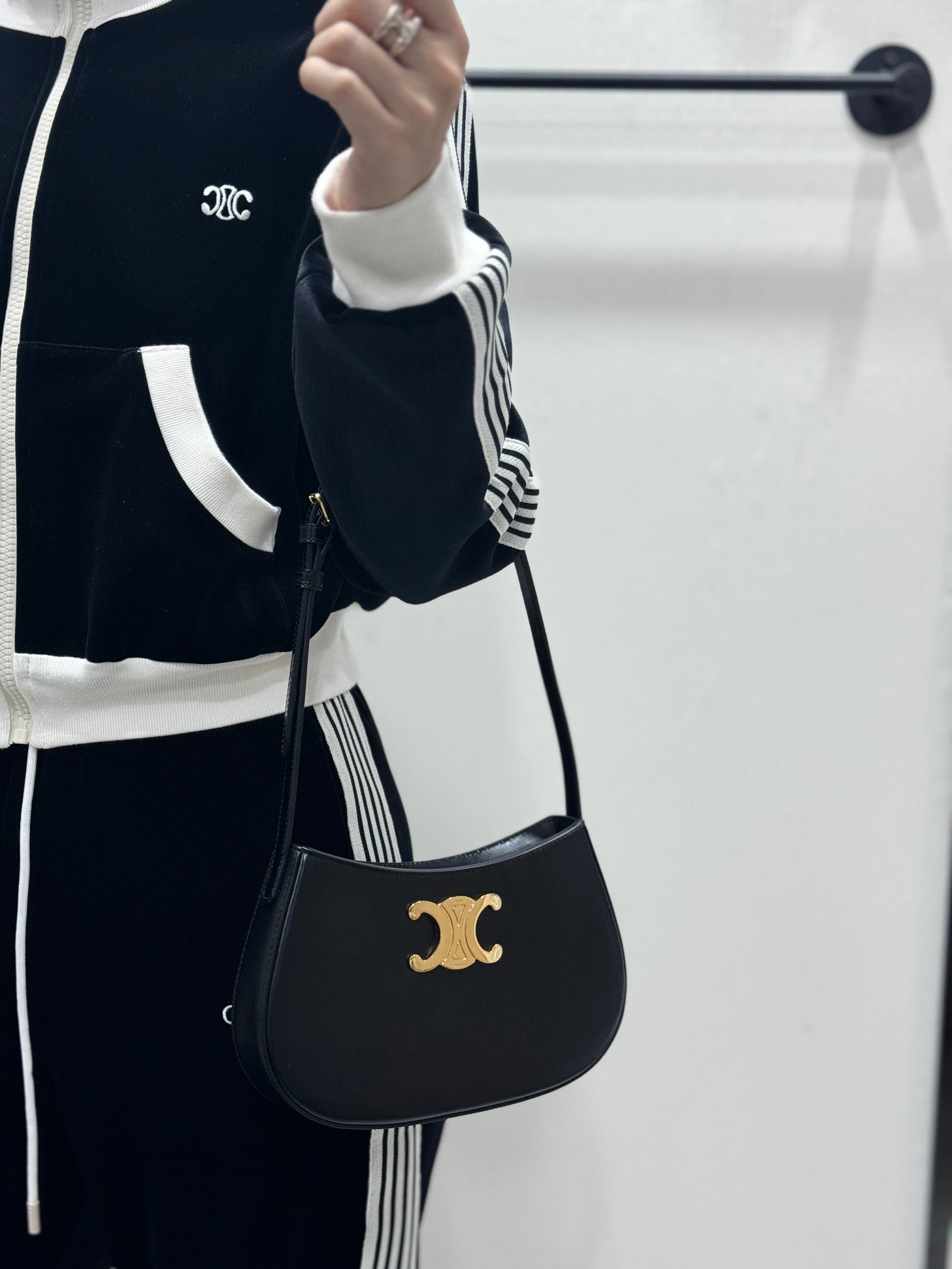 셀린느 틸리 숄더백 카프스킨 미디움