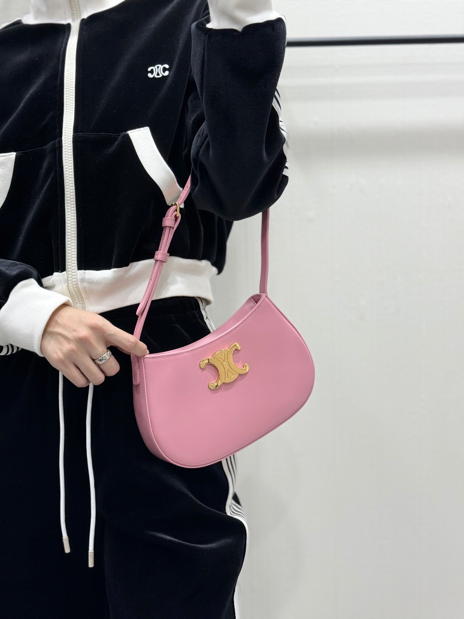 셀린느 틸리 숄더백 카프스킨 미디움