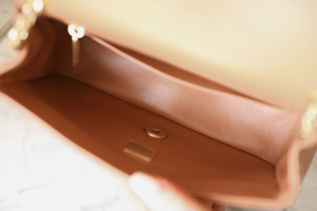 샤넬 골드볼 플랩백 램스킨 뉴미니