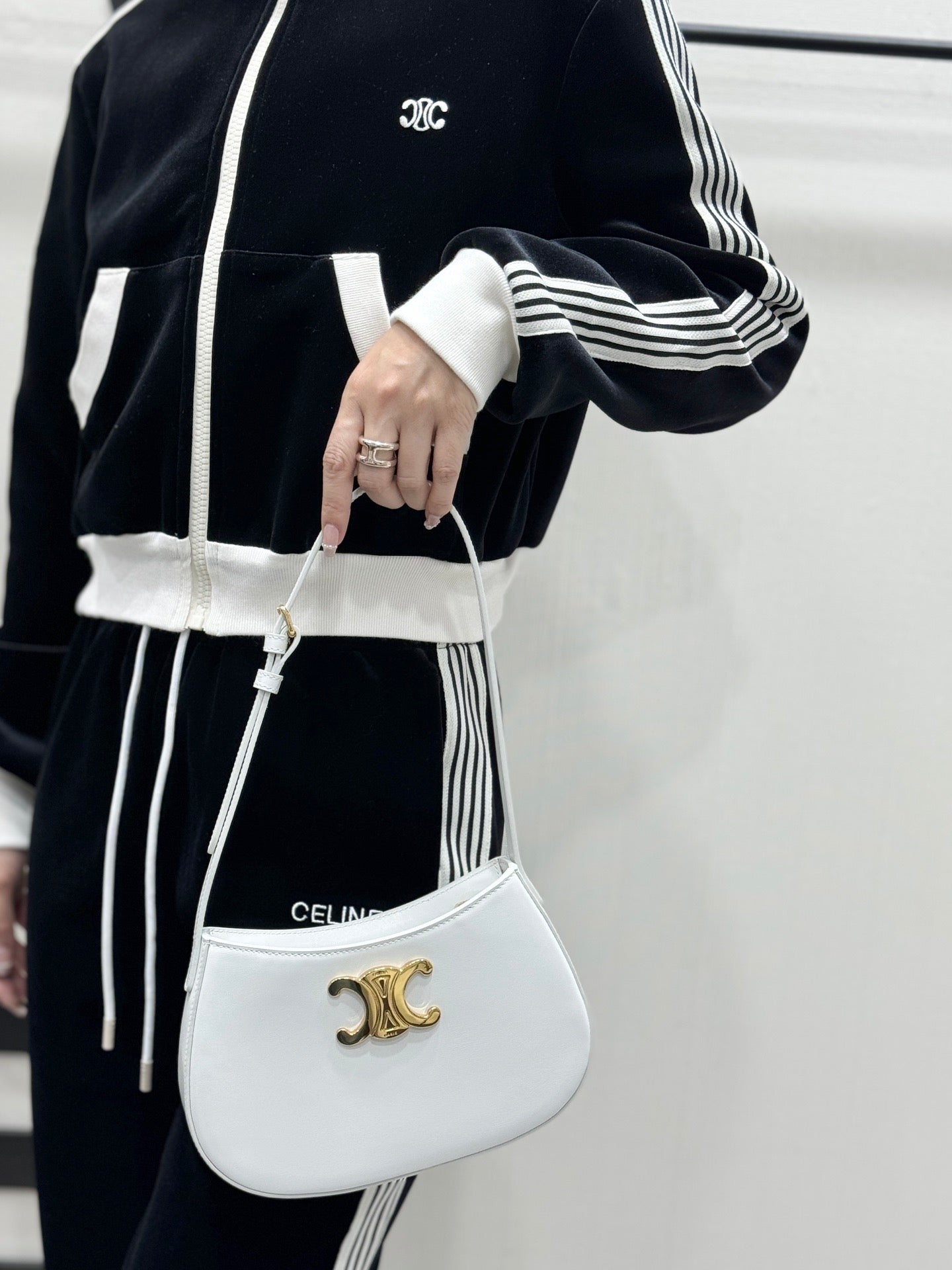 셀린느 틸리 숄더백 카프스킨 미디움