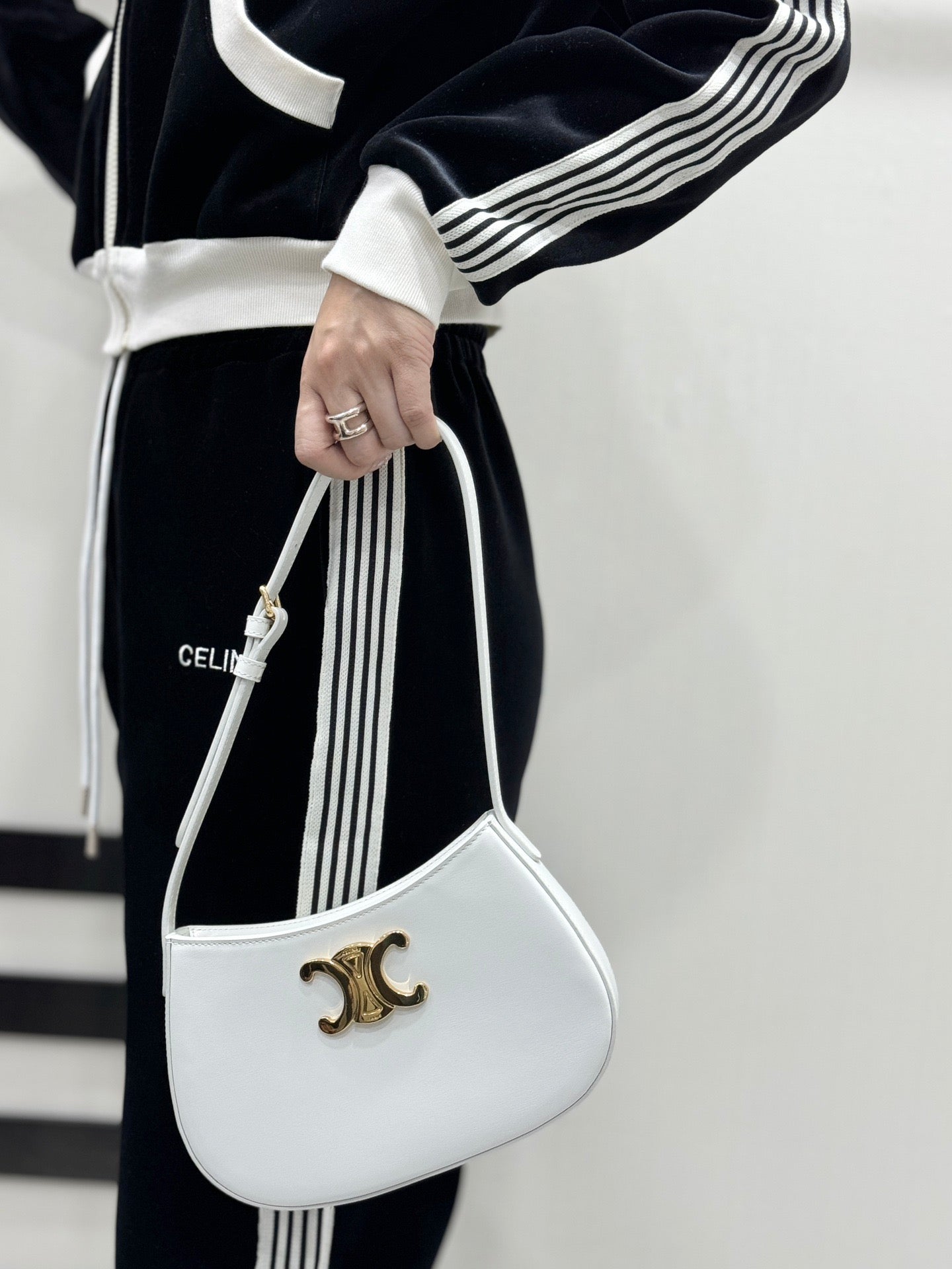 셀린느 틸리 숄더백 카프스킨 미디움