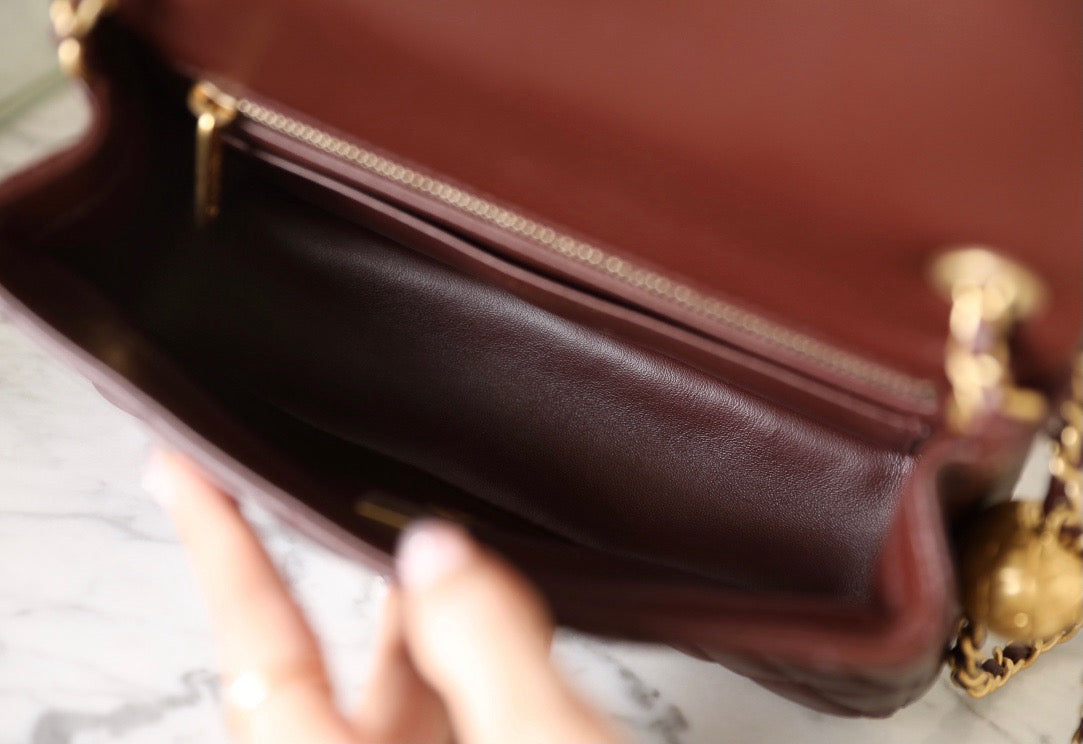 샤넬 골드볼 플랩백 램스킨 뉴미니