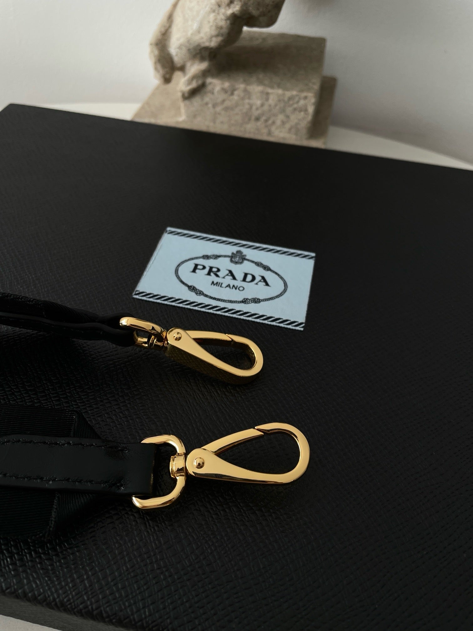 프라다 테수토 레더 체인 호보백