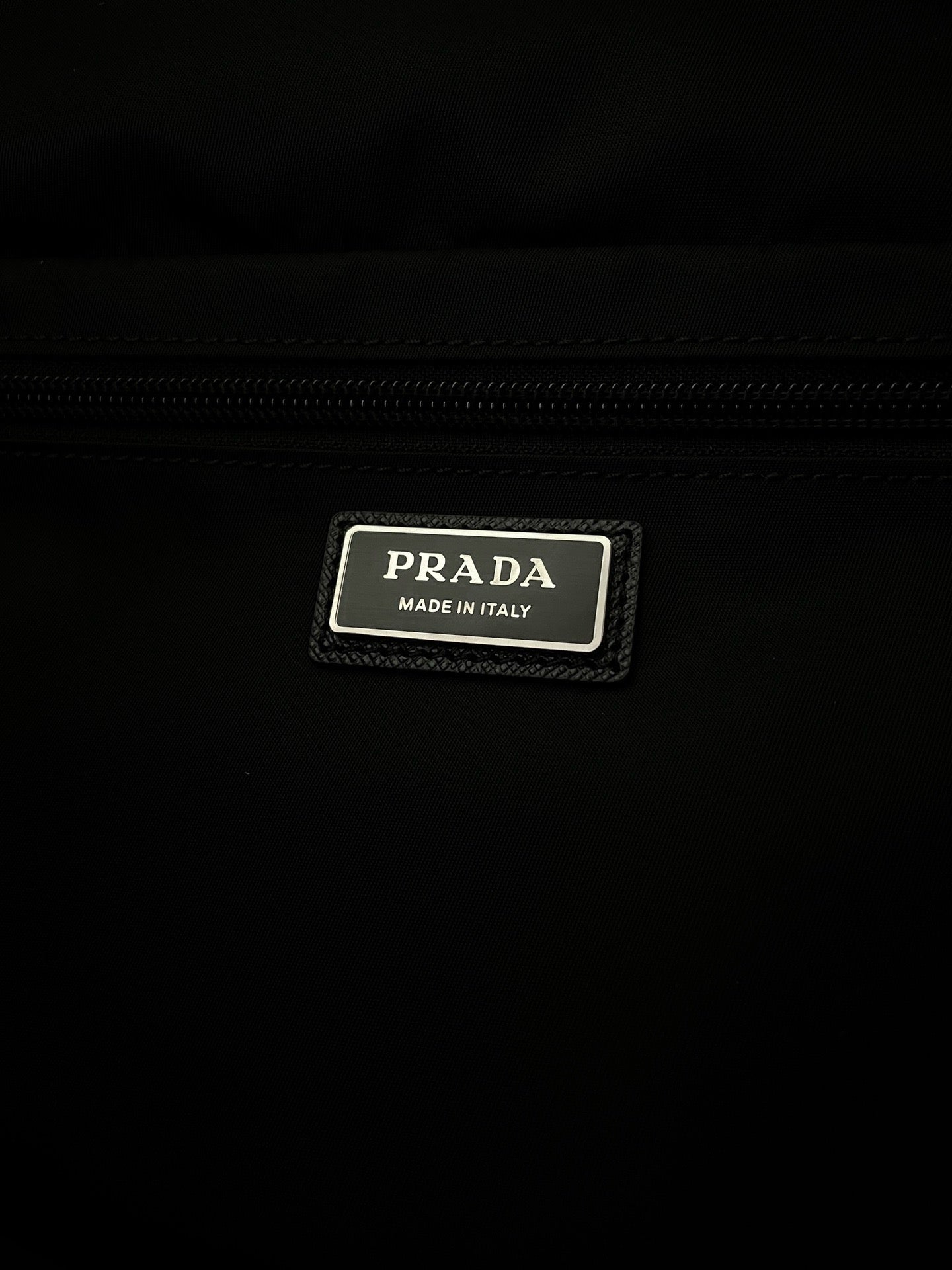 프라다 리나일론 바이커백 미디움