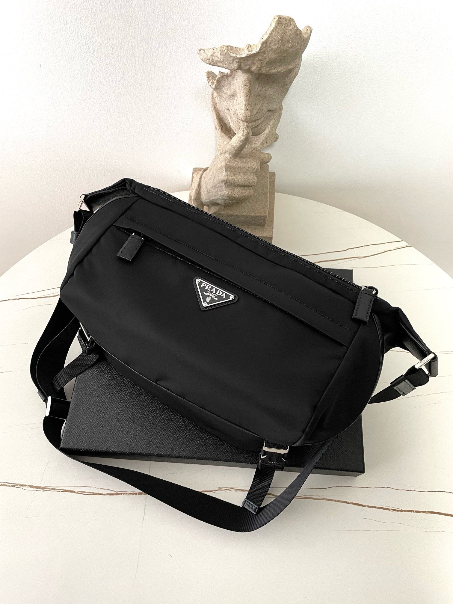 프라다 리나일론 바이커백 미디움