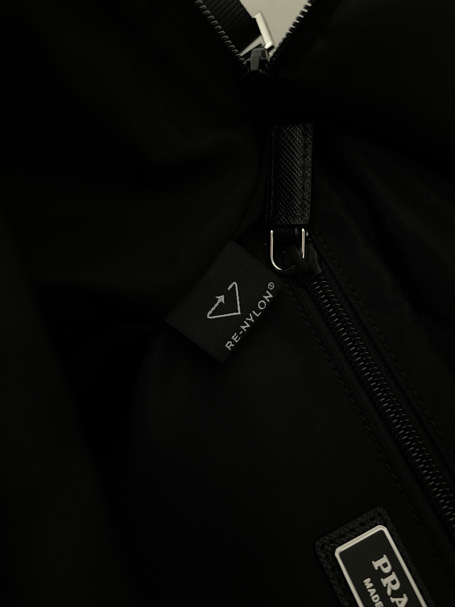 프라다 리나일론 바이커백 미디움