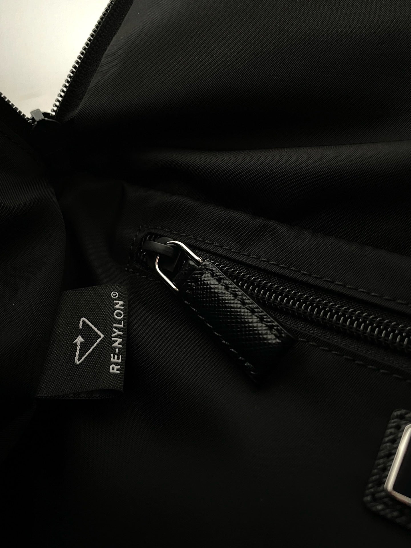 프라다 리나일론 바이커백 미디움