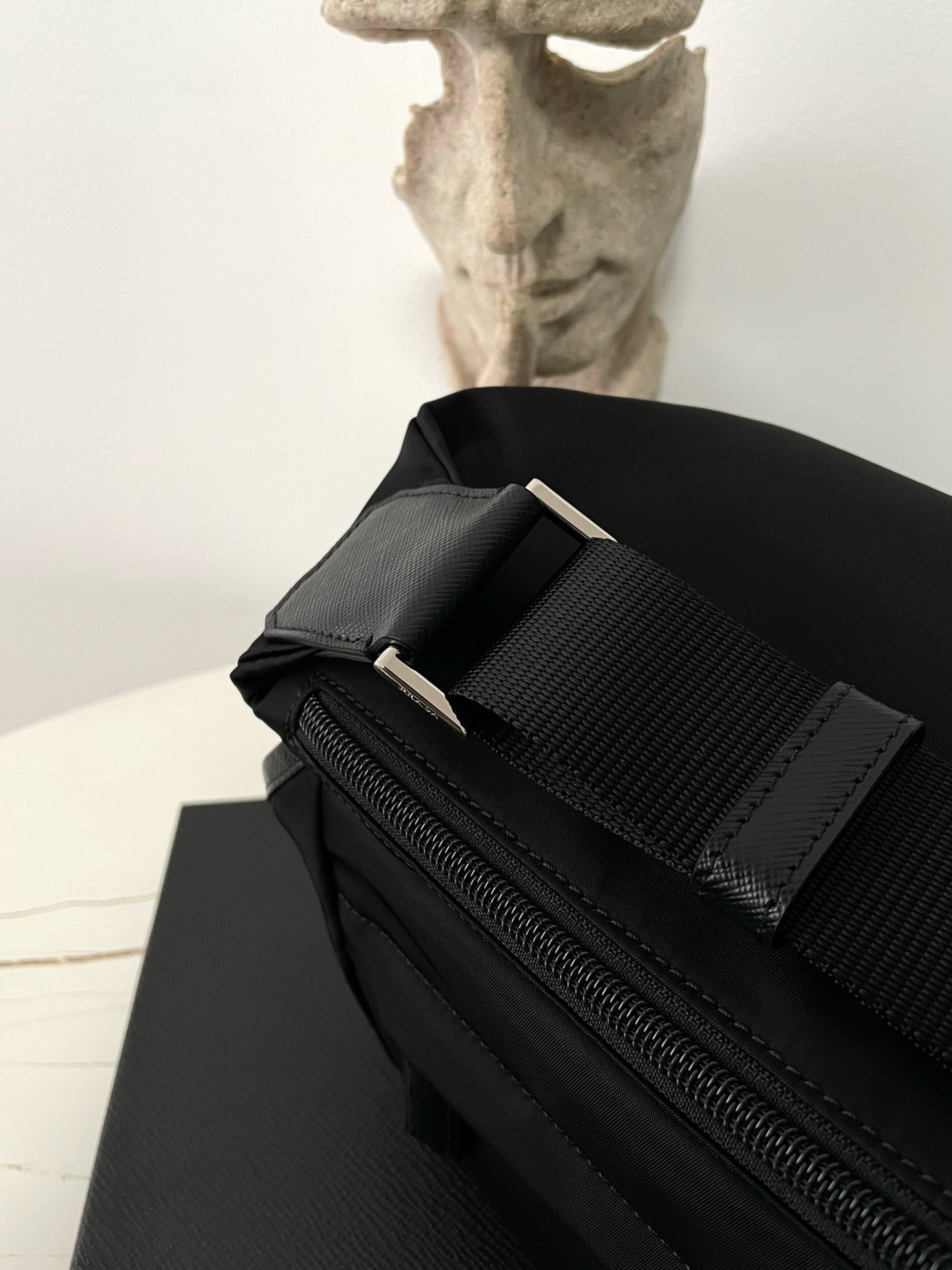 프라다 리나일론 바이커백 미디움