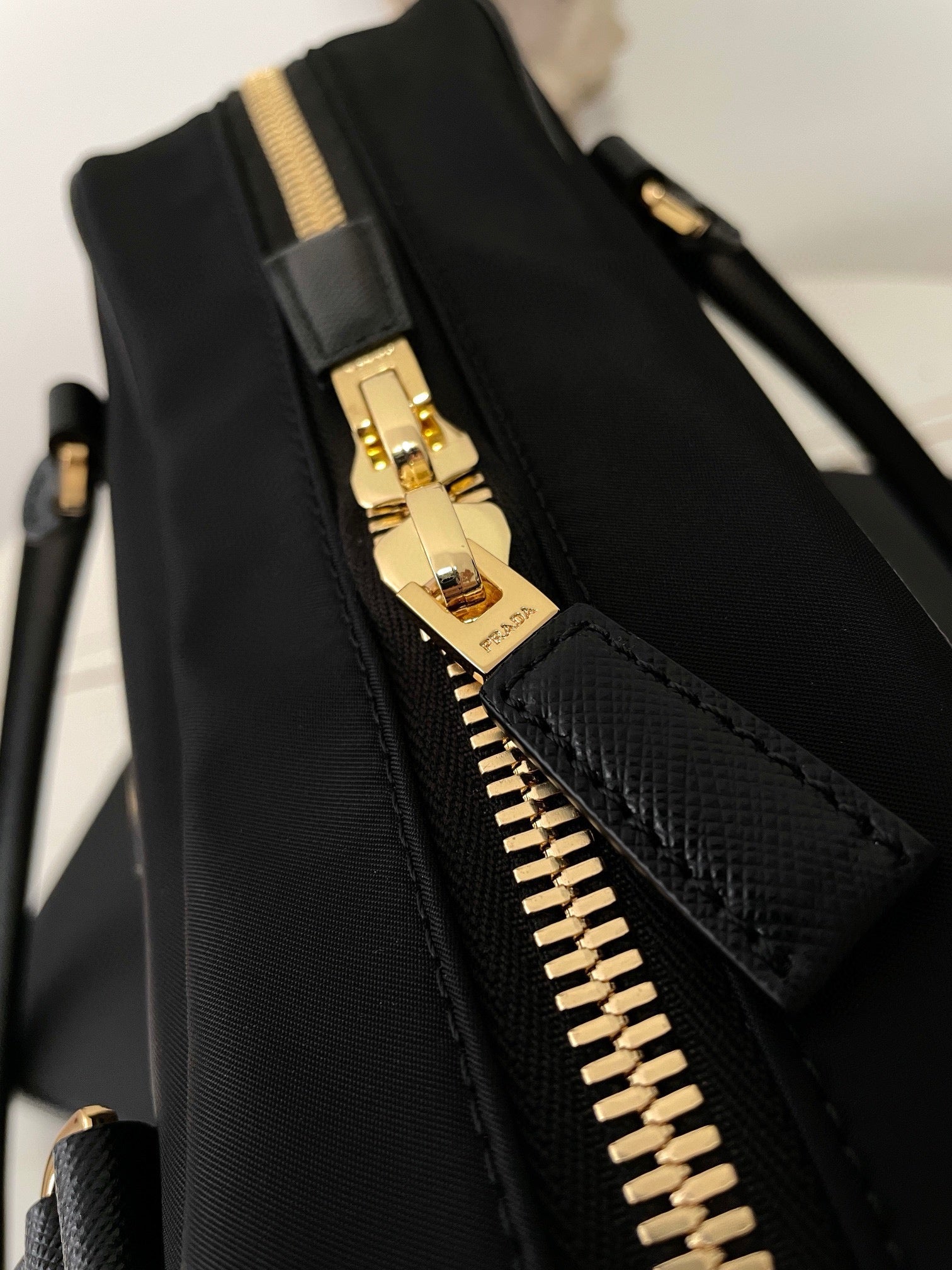 프라다 리에디션 1978 토트백 미디움