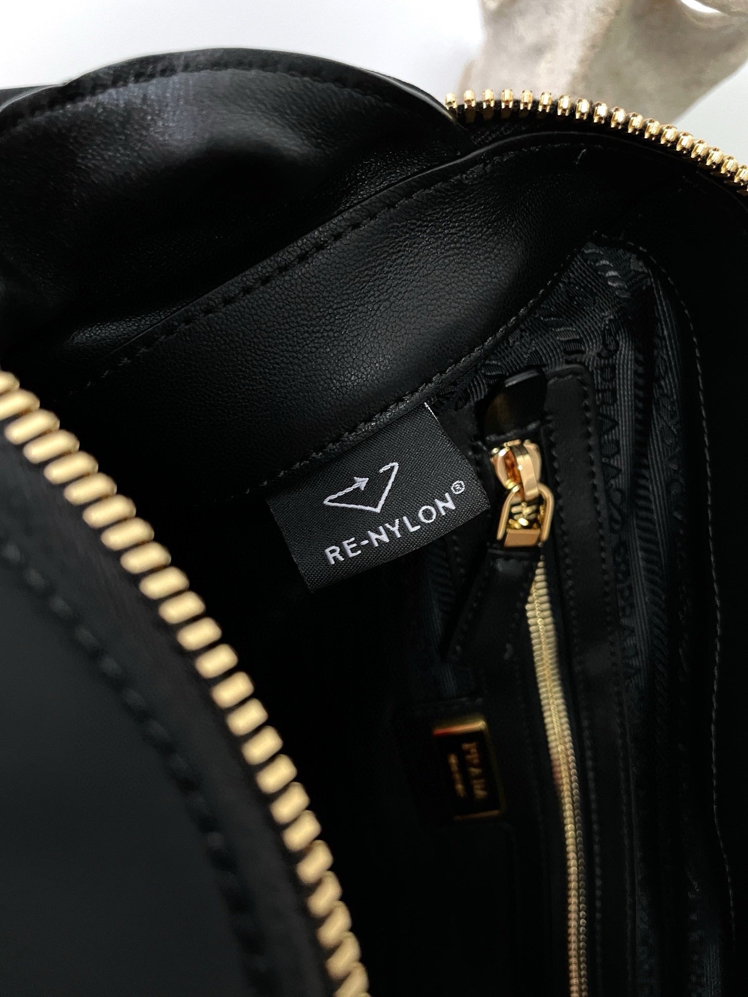 프라다 리에디션 1978 토트백 미디움