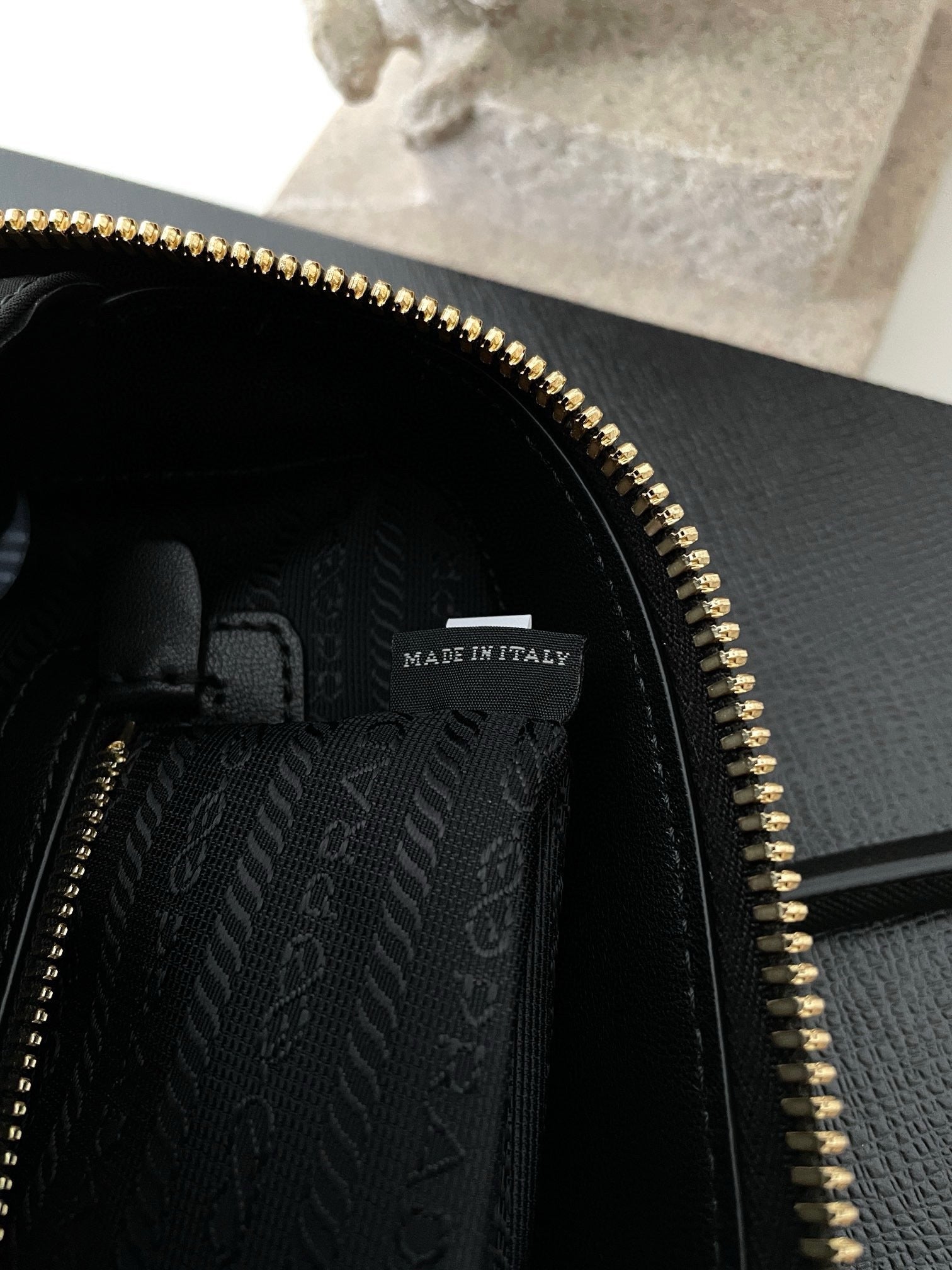 프라다 리에디션 1978 토트백 미디움