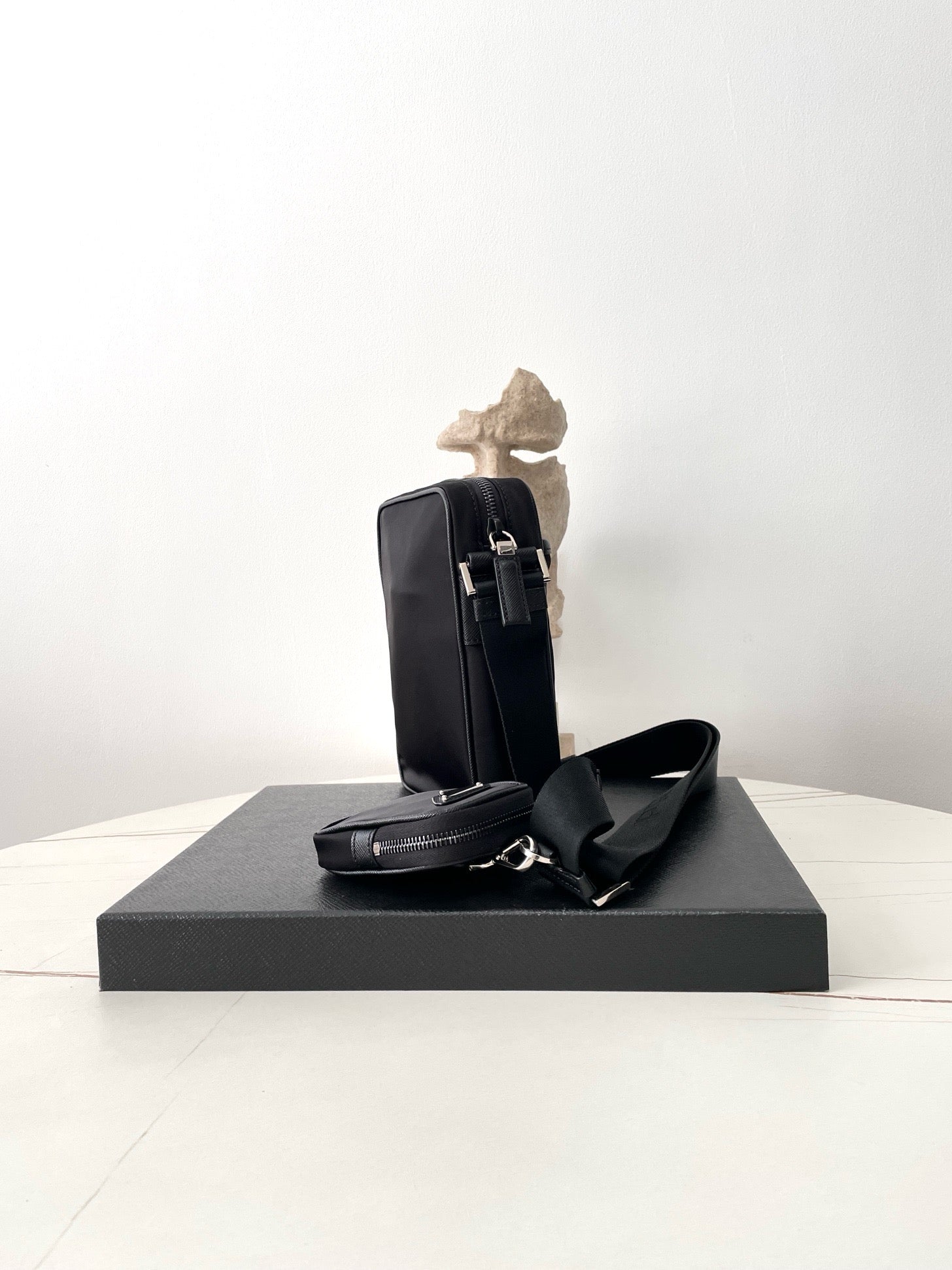 프라다 삼각로고 리나일론 사피아노 크로스백