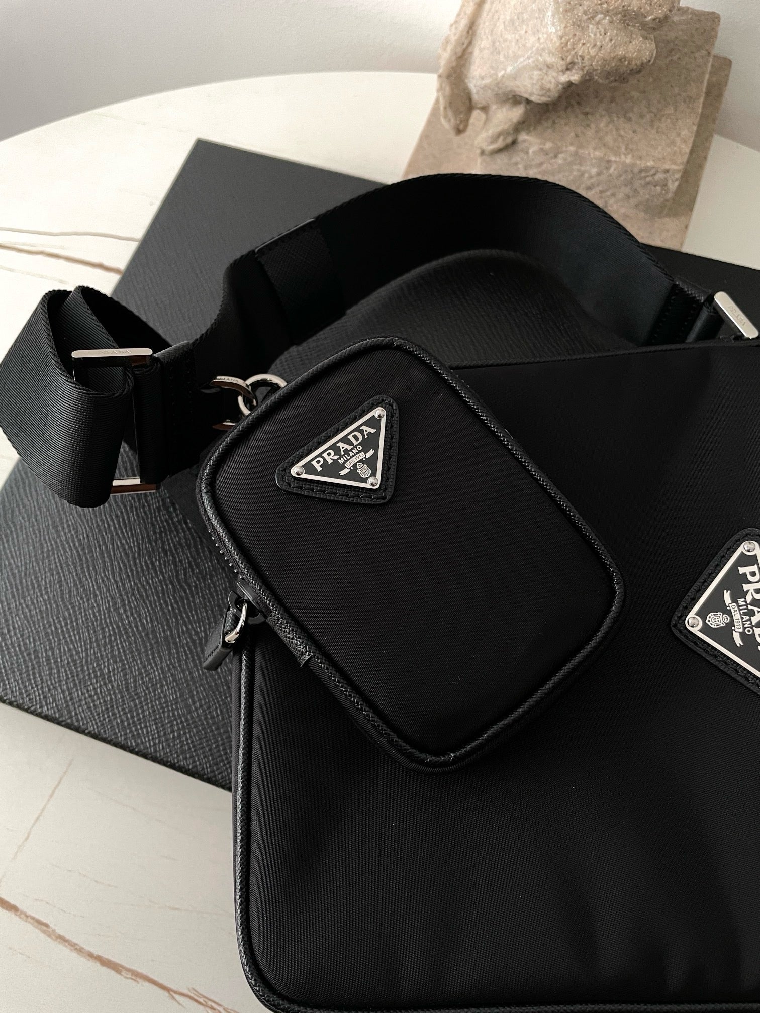 프라다 삼각로고 리나일론 사피아노 크로스백