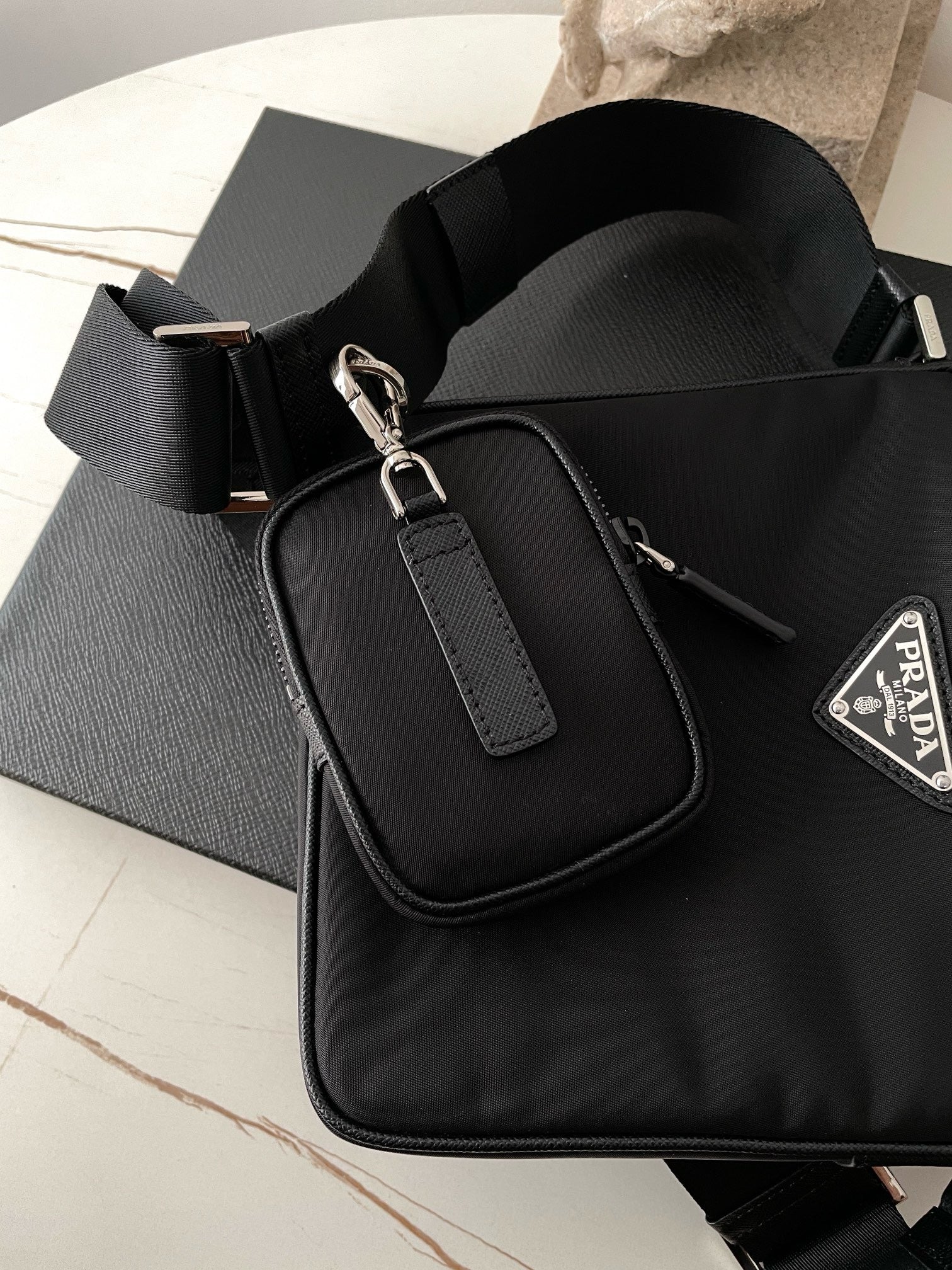 프라다 삼각로고 리나일론 사피아노 크로스백
