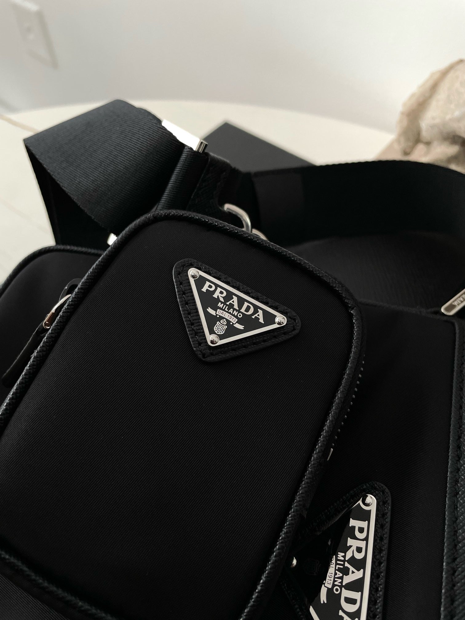 프라다 삼각로고 리나일론 사피아노 크로스백