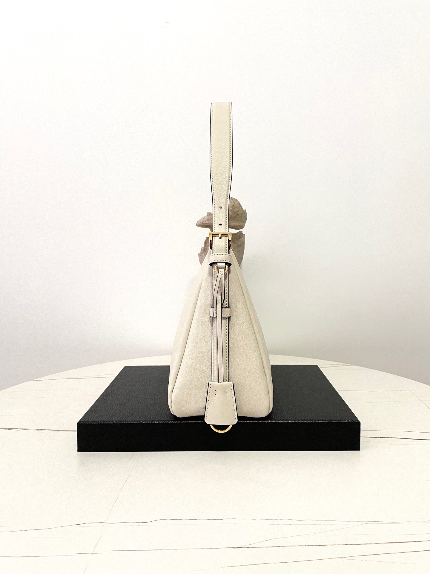 프라다 에메 레더 숄더백 라지