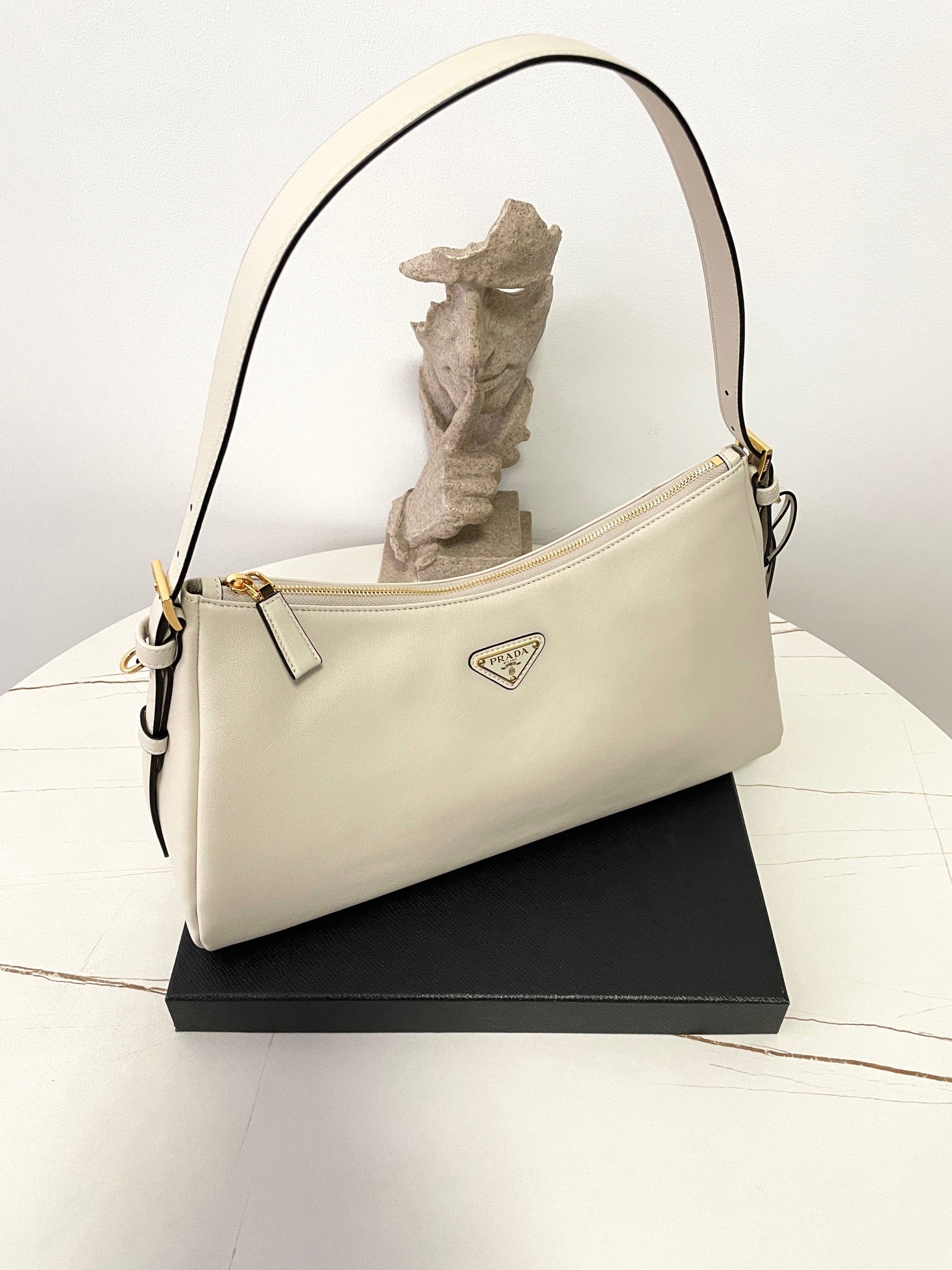 프라다 에메 레더 숄더백 라지