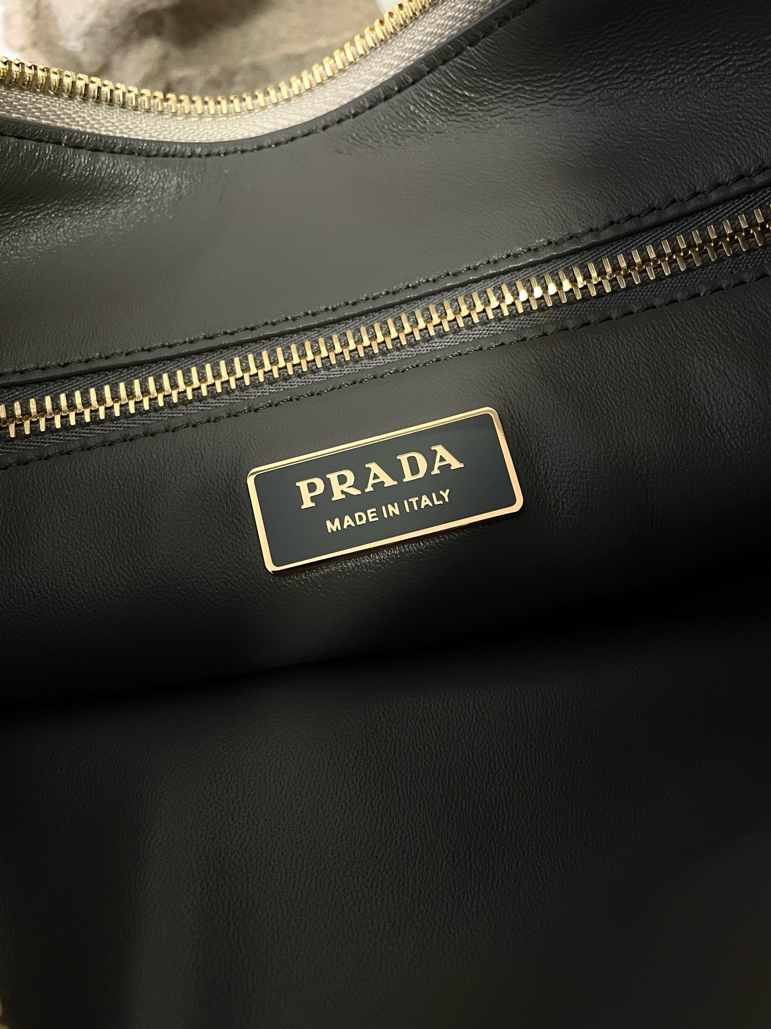 프라다 에메 레더 숄더백 라지