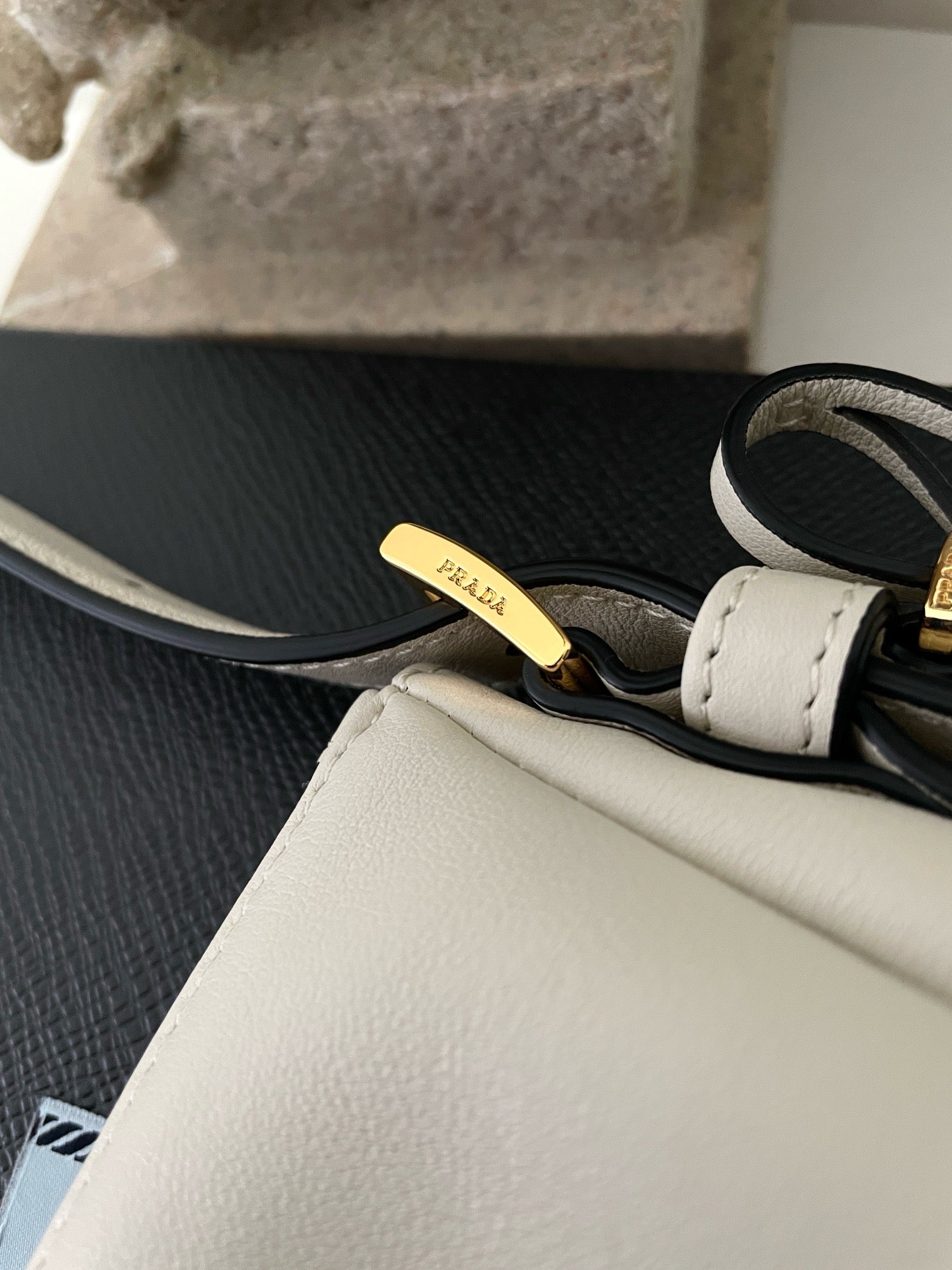 프라다 에메 레더 숄더백 라지