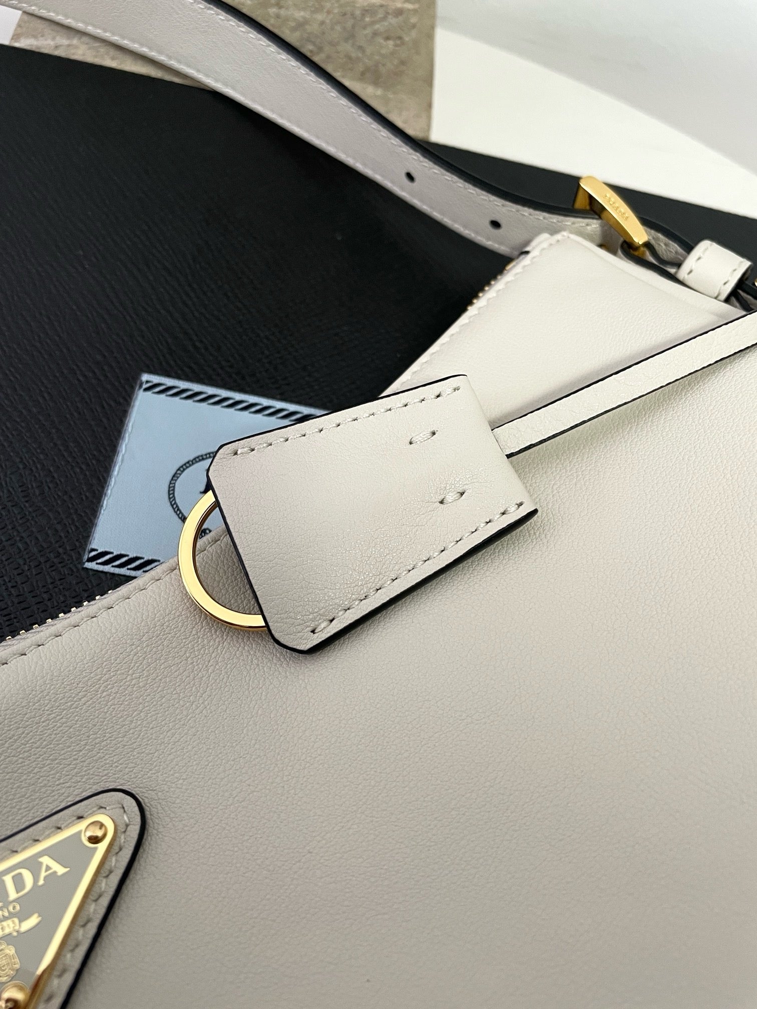 프라다 에메 레더 숄더백 라지