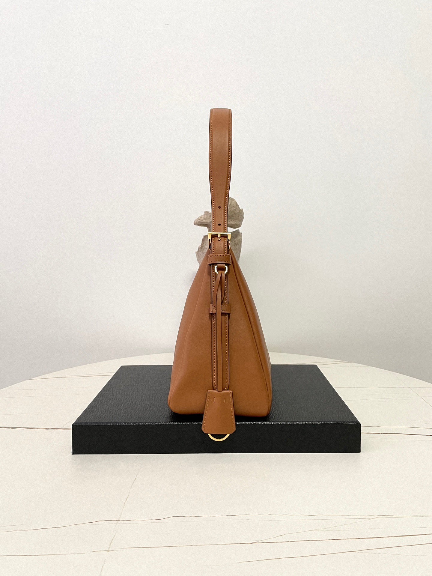 프라다 에메 레더 숄더백 라지