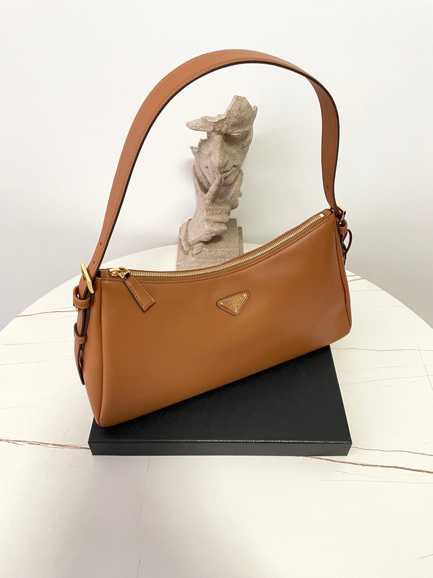 프라다 에메 레더 숄더백 라지