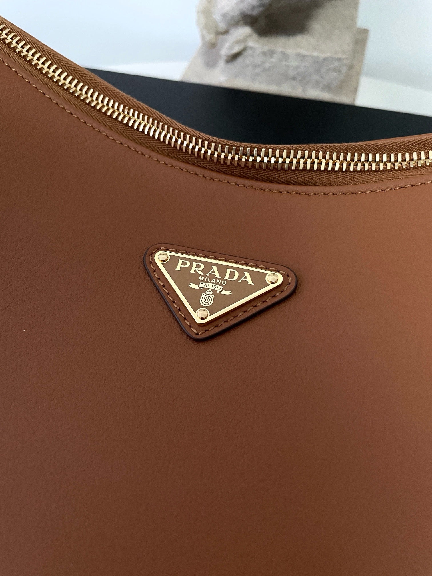 프라다 에메 레더 숄더백 라지