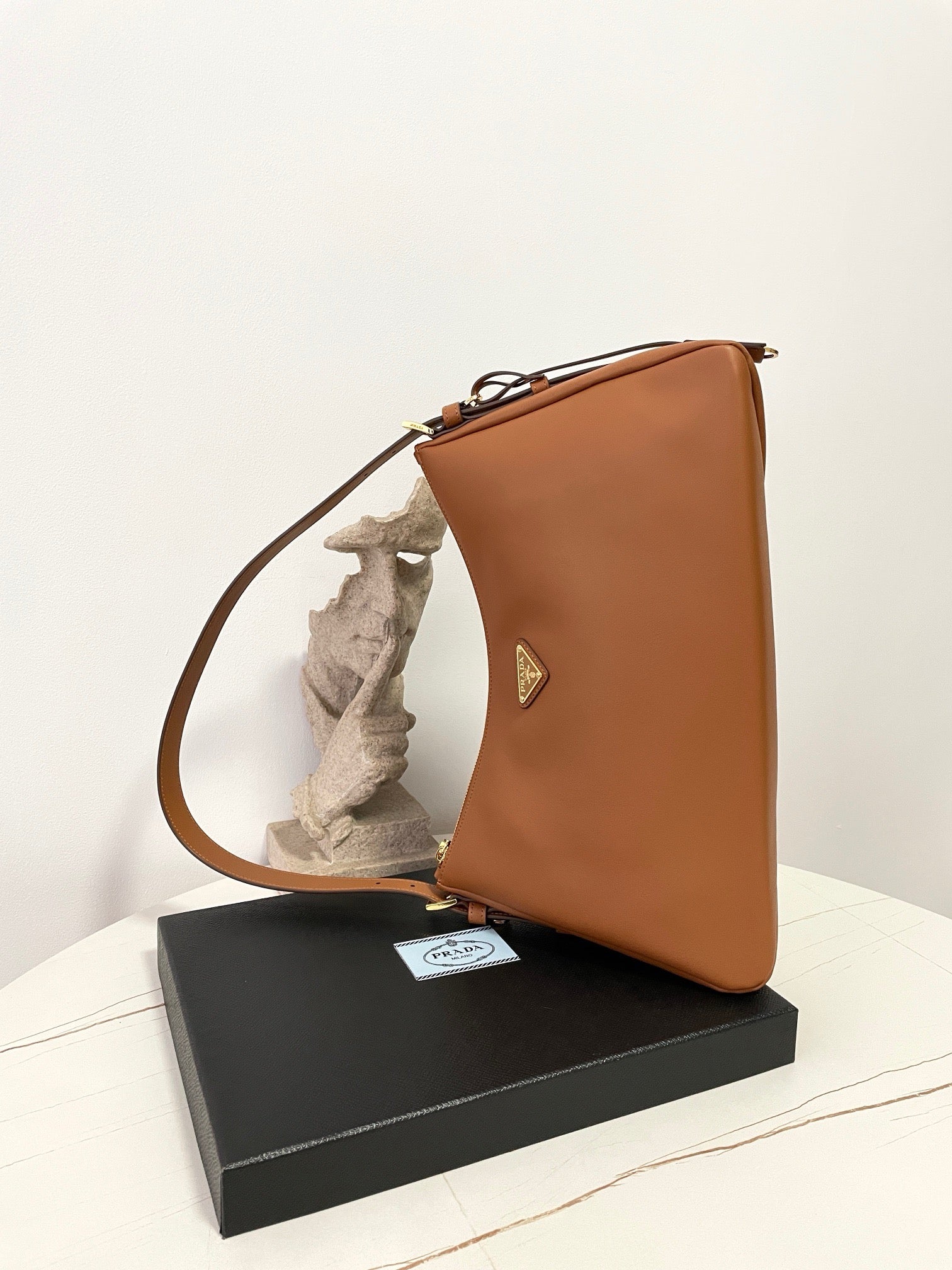 프라다 에메 레더 숄더백 라지