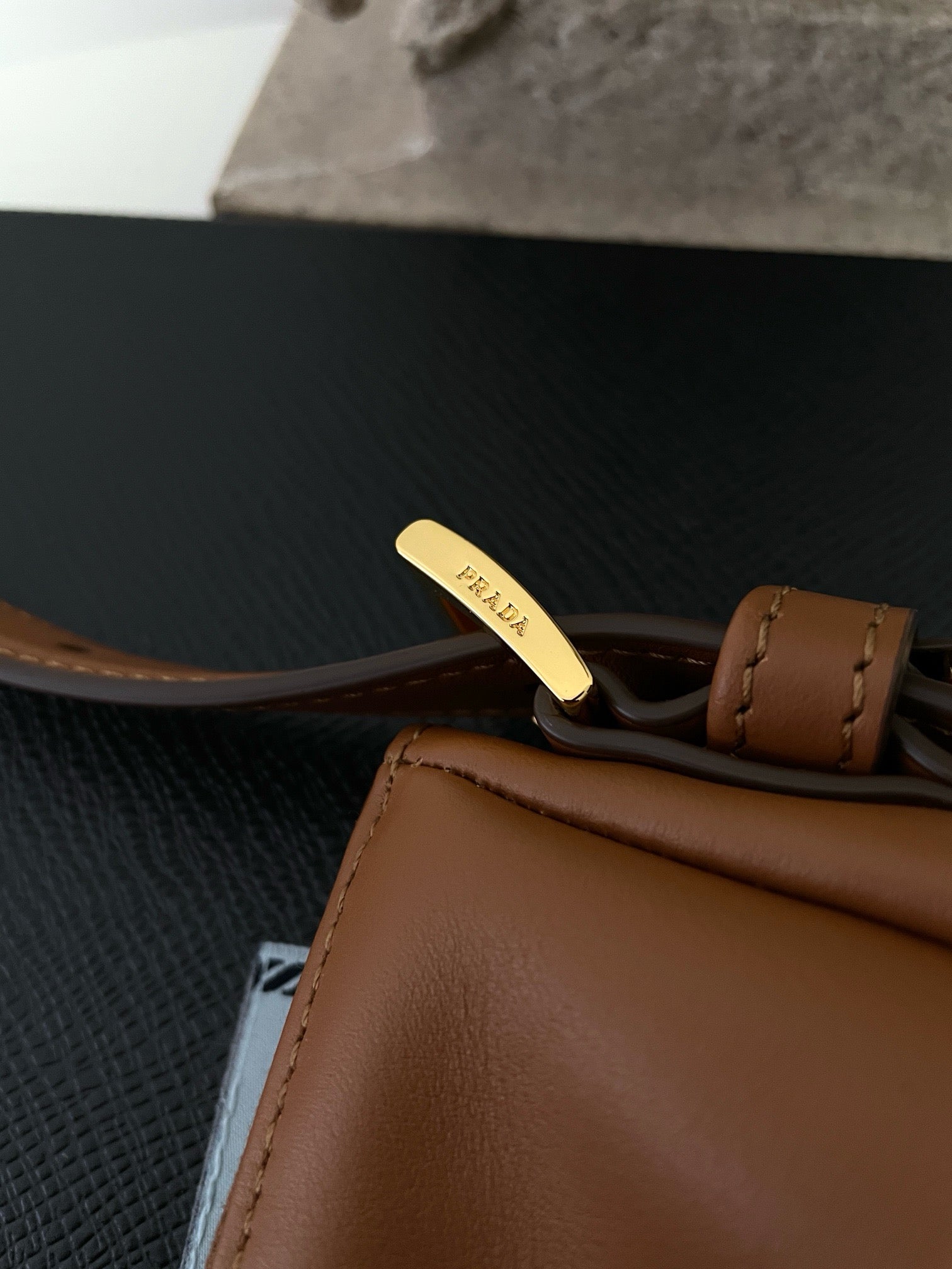 프라다 에메 레더 숄더백 라지