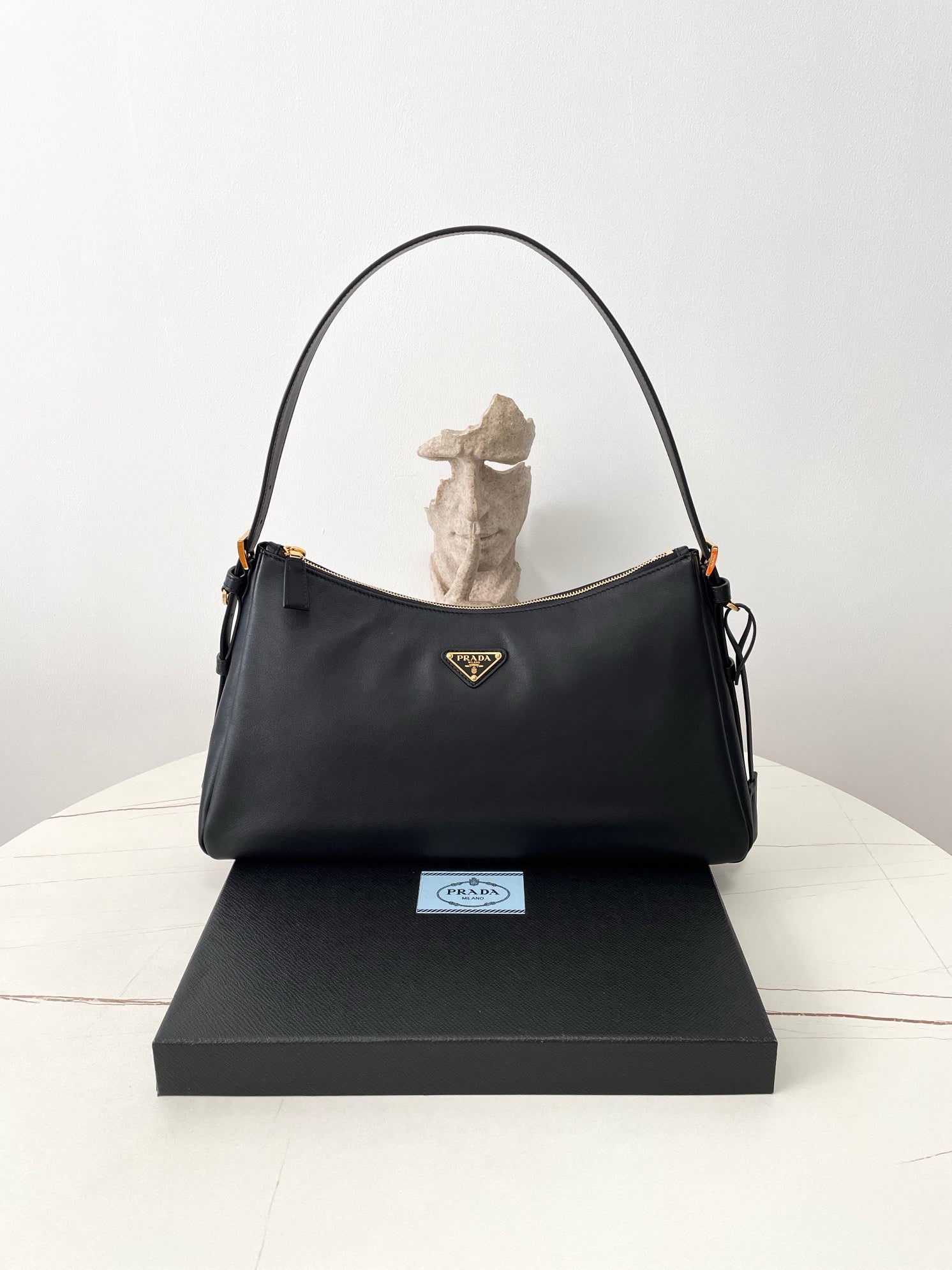 프라다 에메 레더 숄더백 라지