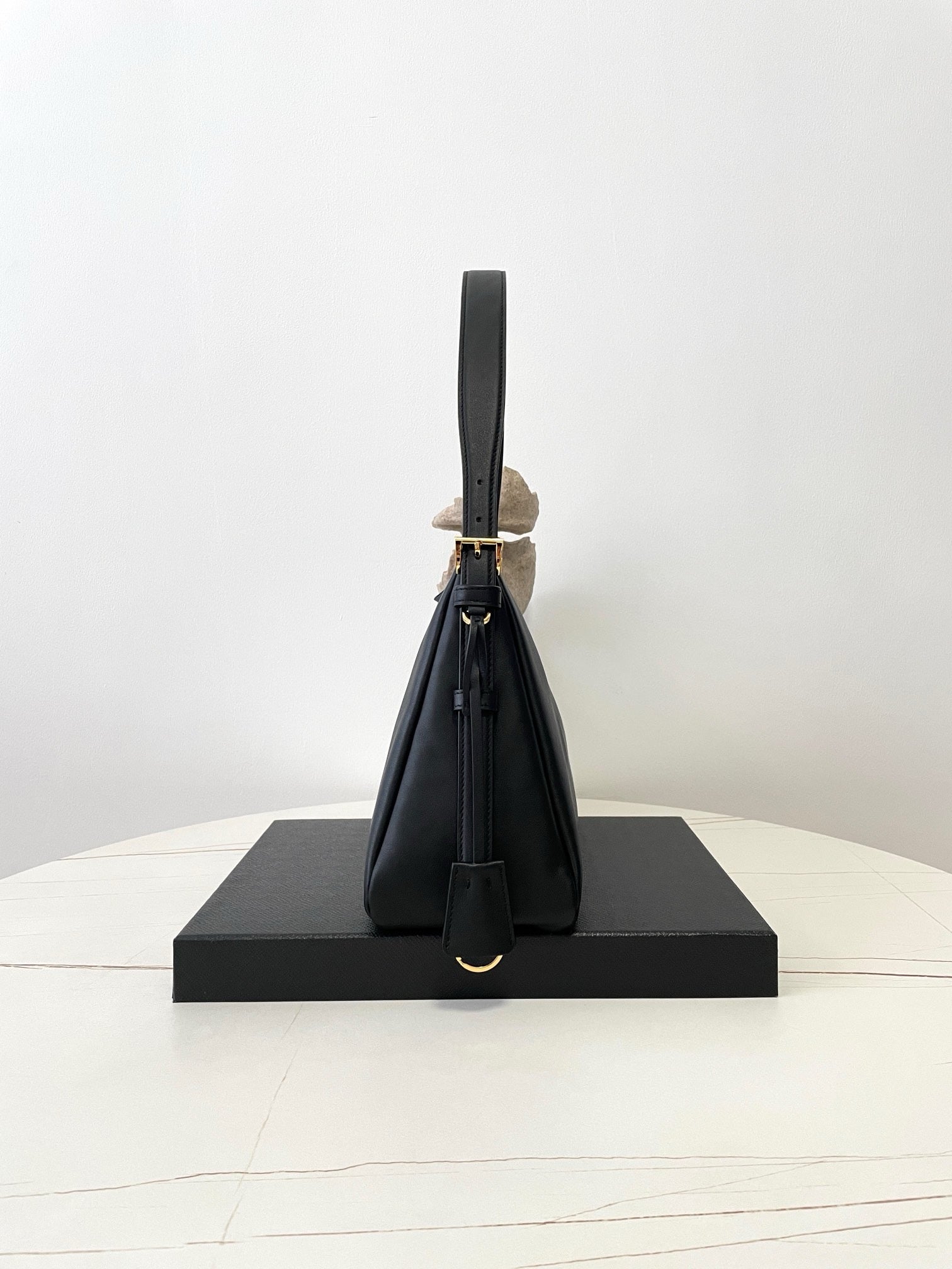 프라다 에메 레더 숄더백 라지