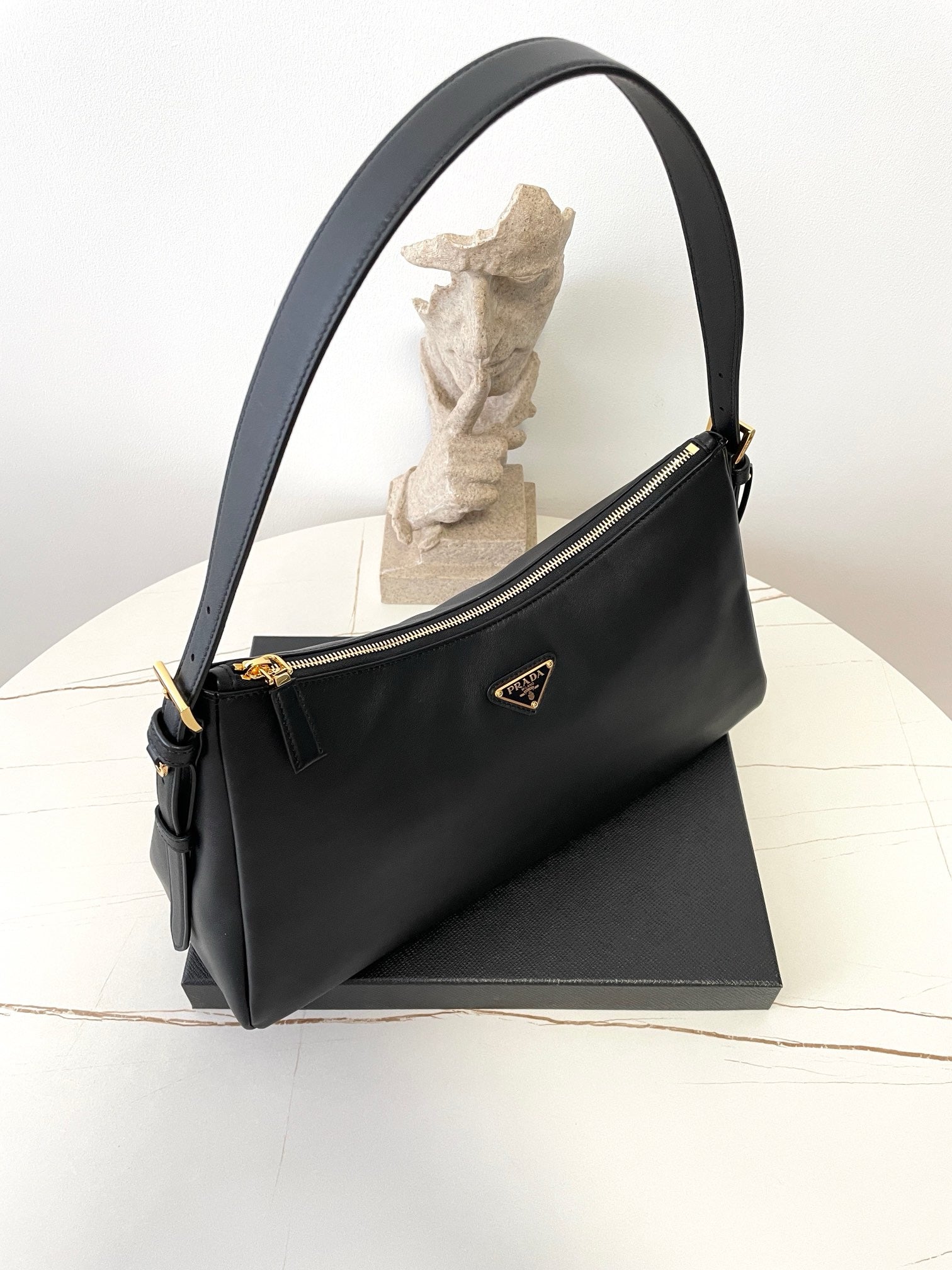 프라다 에메 레더 숄더백 라지