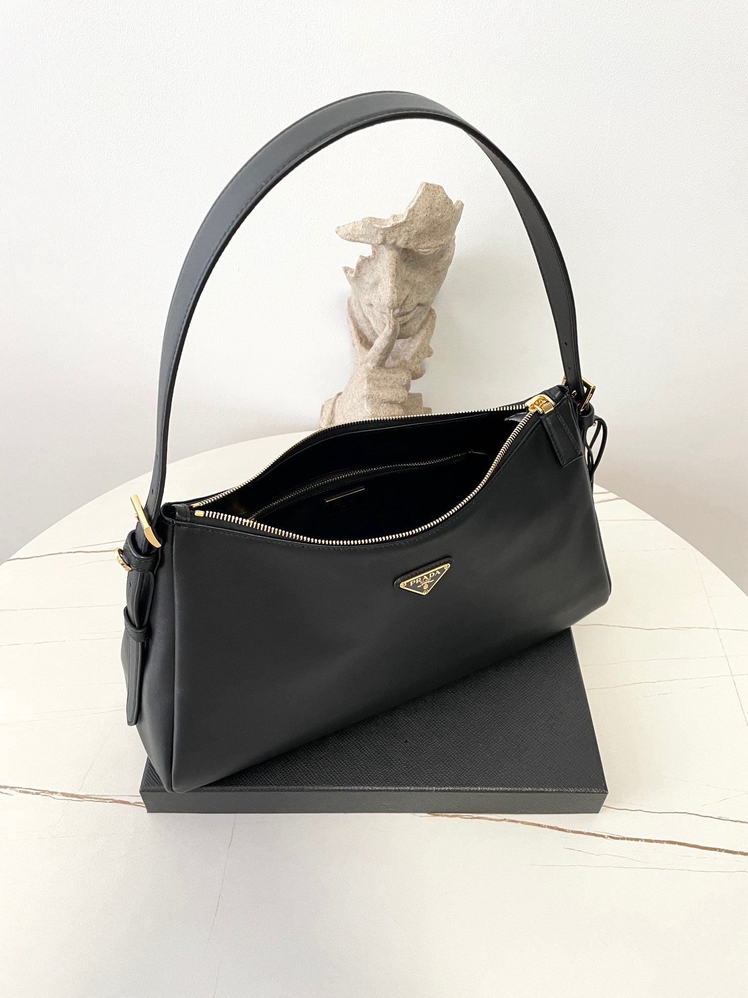 프라다 에메 레더 숄더백 라지